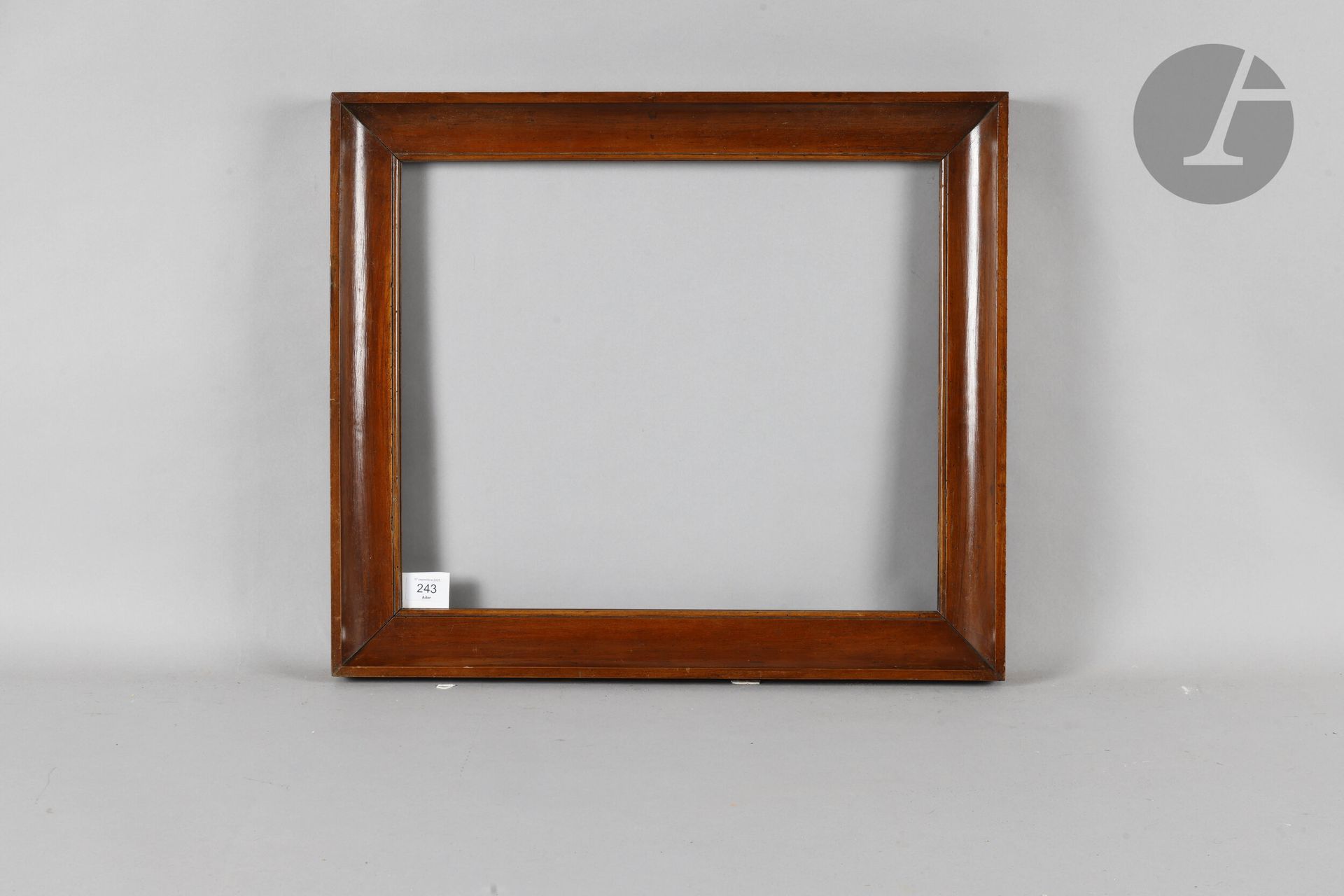 Molded and varnished walnut throat. Italy, early 19th century. 41.2 x 49.5 cm - Profile: 6.5 cm