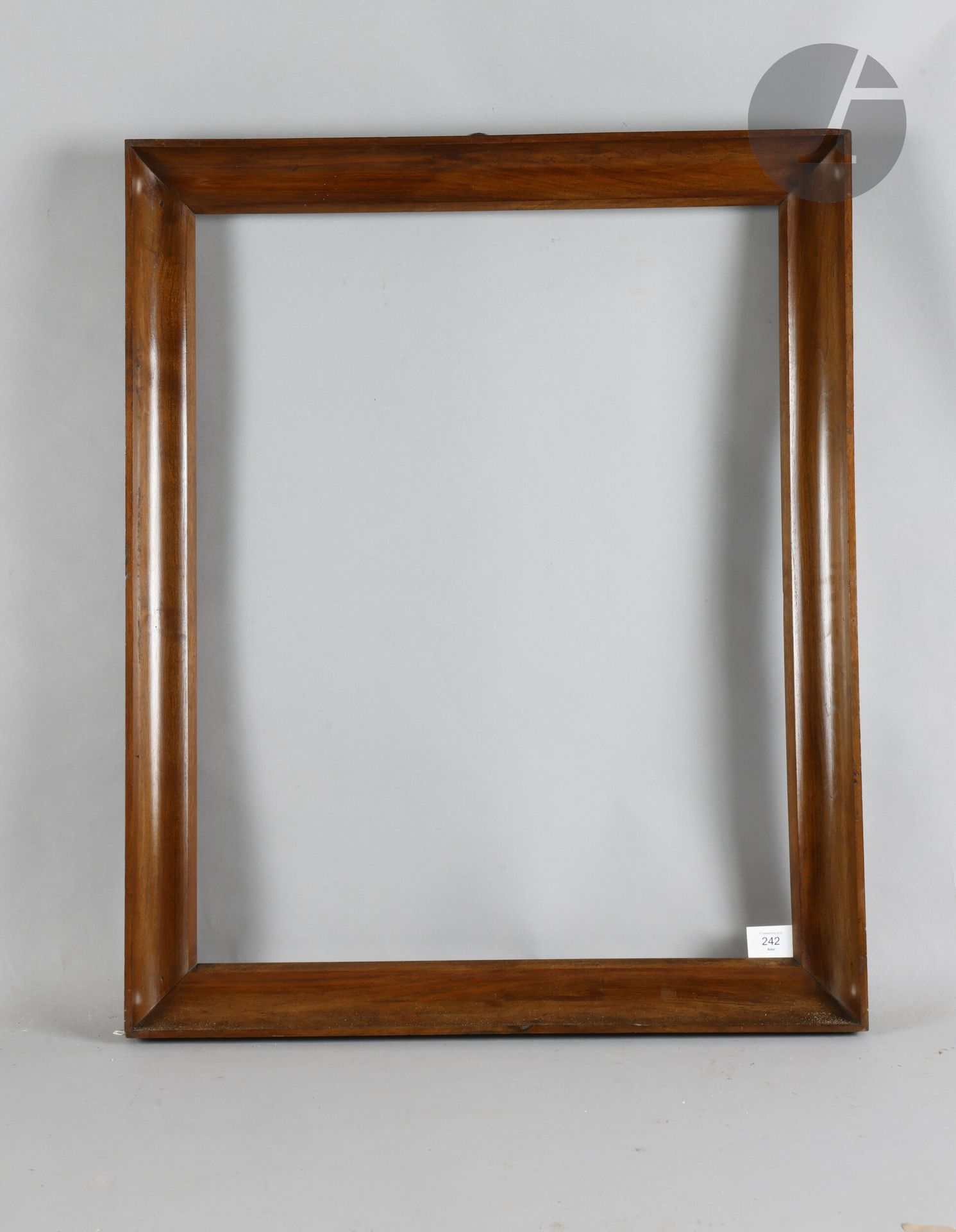 Molded walnut throat on fir core. Italy, late 18th century. 61.5 x 78.7 cm - Profile: 7 cm (25F)