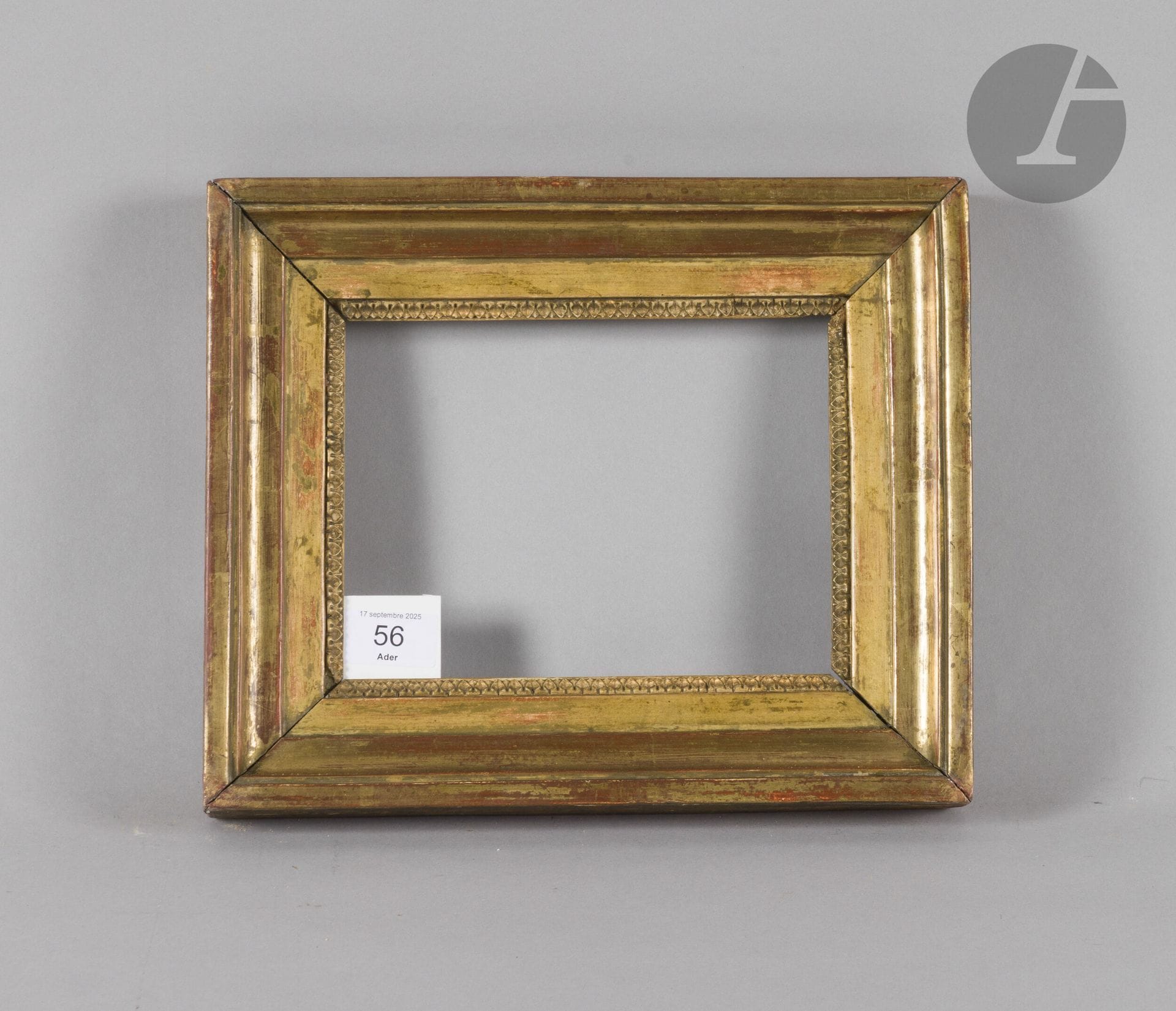 Molded wood frame with rais-de-coeur motif. Late 18th century. x cm