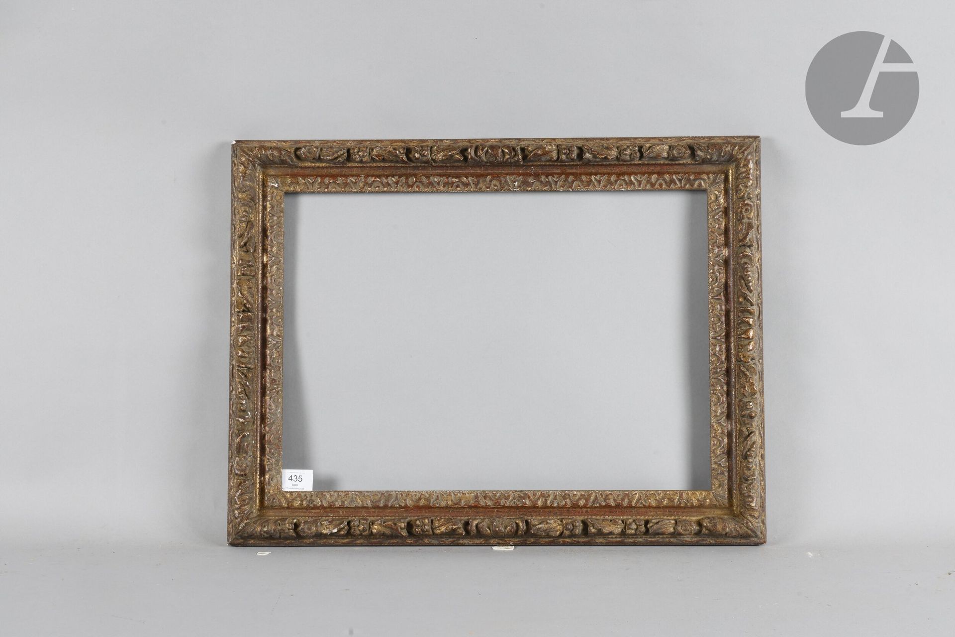 Cadre en bois et stuc doré de style Louis XIII. XXe siècle (petits accidents). 38 x 54 cm - Profil : 7,1 cm (10P)