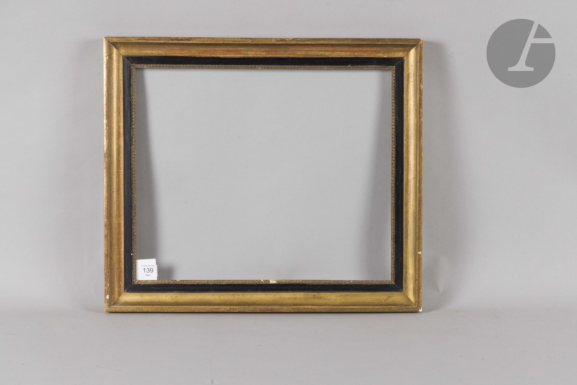 Throat in black and gold molded wood, decorated with rais-de-cœurs in stucco. Late 18th century (minor accidents). 37.1 x 44.8 cm - Profile: 5.3 cm (8F)