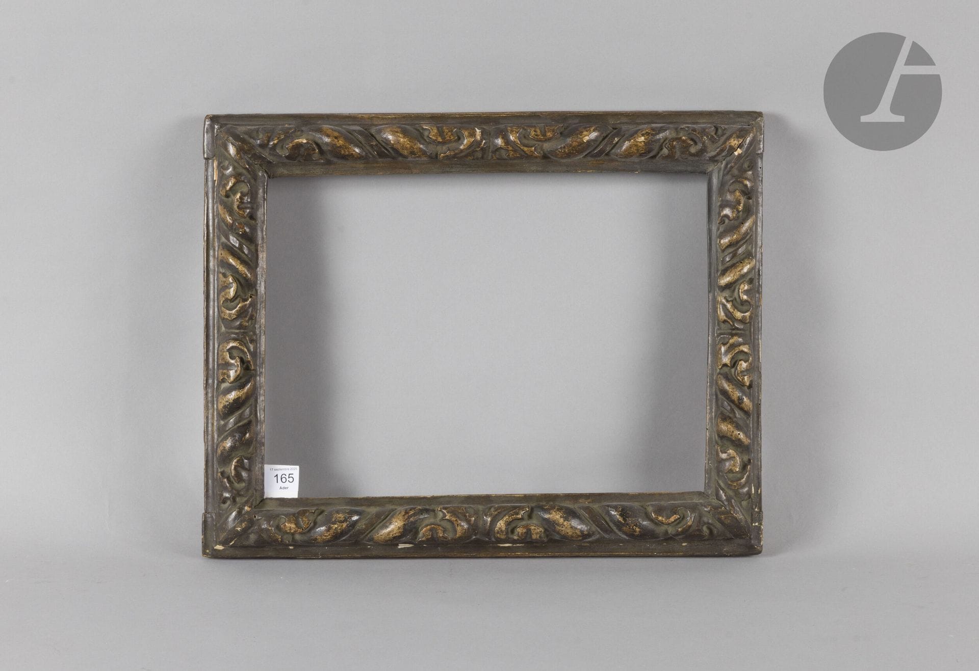 *Cadre en bois sculpté et doré à la mécca à décor de tores et de feuilles d'acanthe. Lombardie XVIIe siècle (usures). 28,4 x 39,5 cm - Profil : 5,5 cm