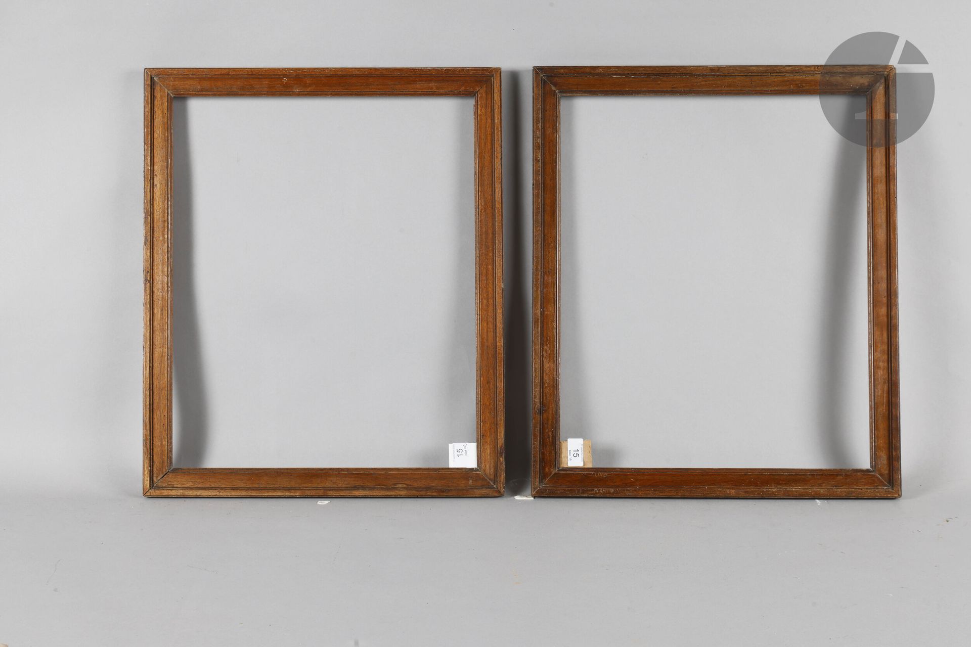 Pair of molded walnut chopsticks. Louis XVI period (pitting). 42.2 x 51.8 cm - Profile: 3.7 cm