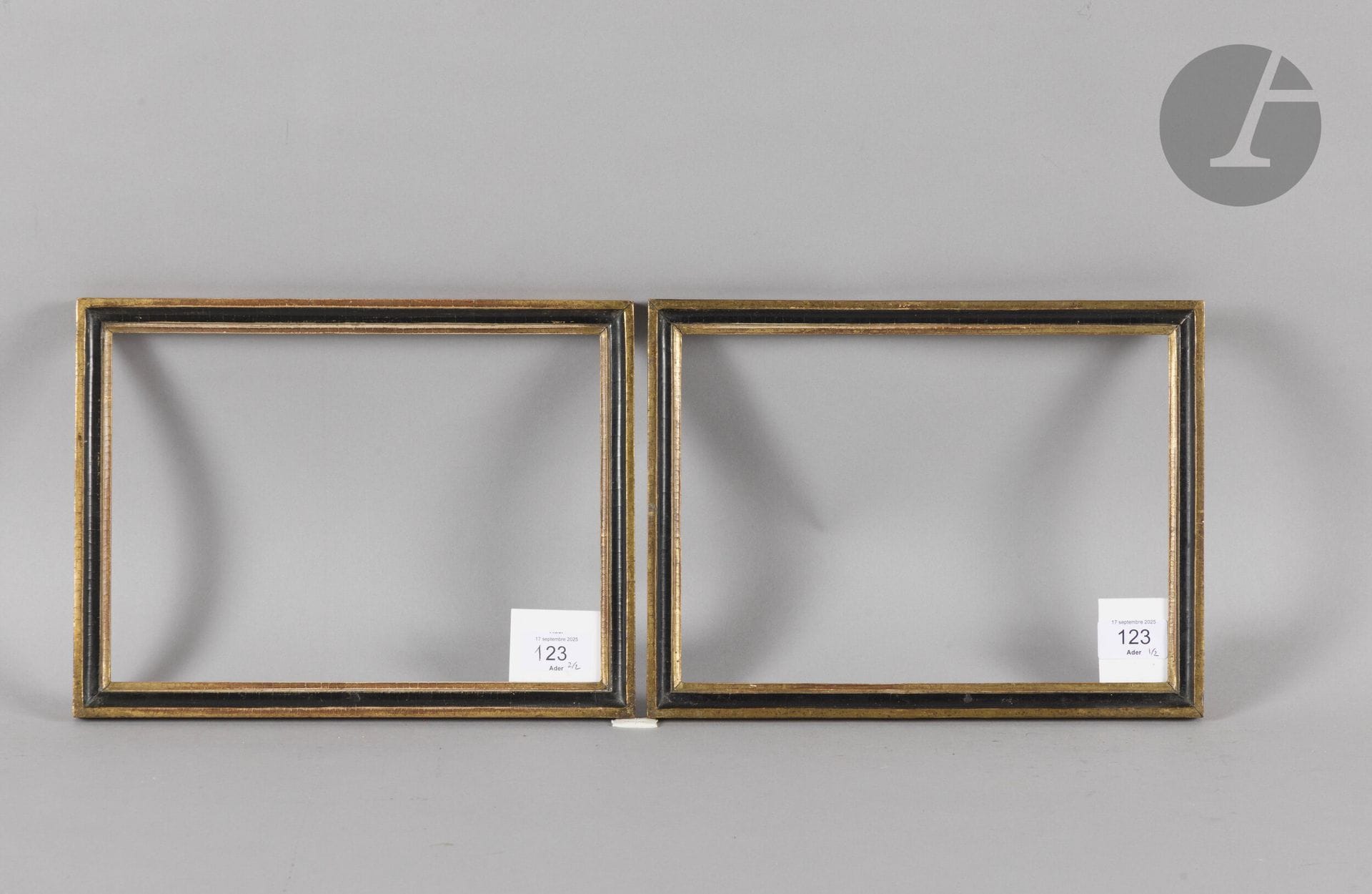 Paire de baguettes en bois mouluré noir et or. Époque Louis XVI. 18,9 x 26,5 cm - Profil : 2,1 cm (3P)