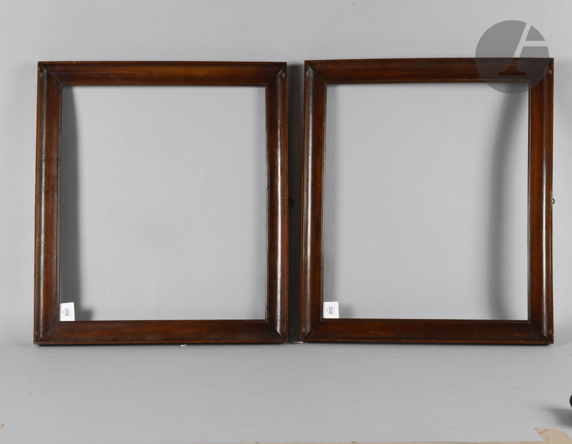 Pair of molded walnut handles. Italy, early 19th century. 49.5 x 57.4 cm - Profile: 5.6 cm (12F)
