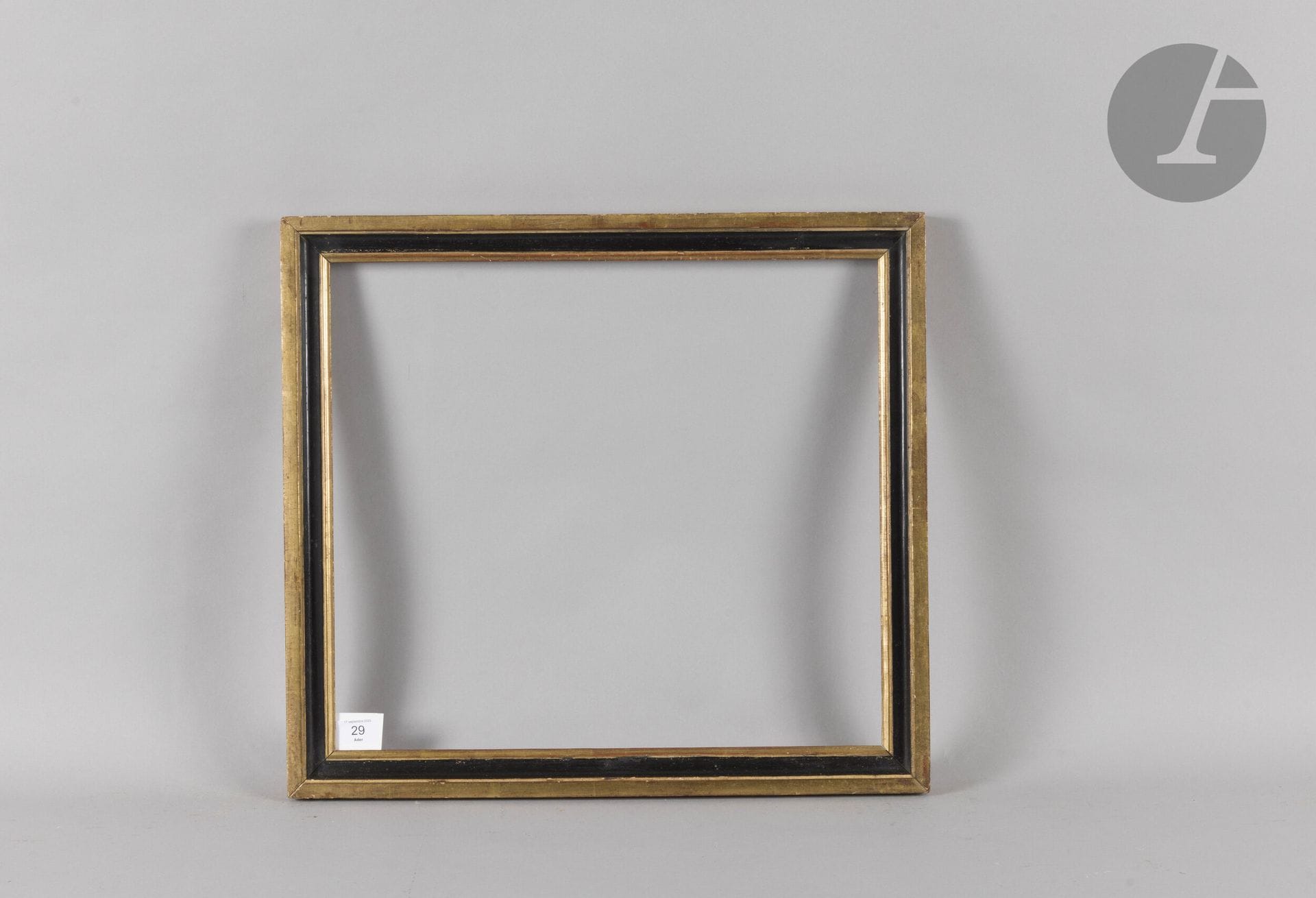 Gorge en bois mouluré noir et or. Fin du XVIIIe siècle (petits accidents). 43,8 x 49,1 cm - Profil : 4 cm