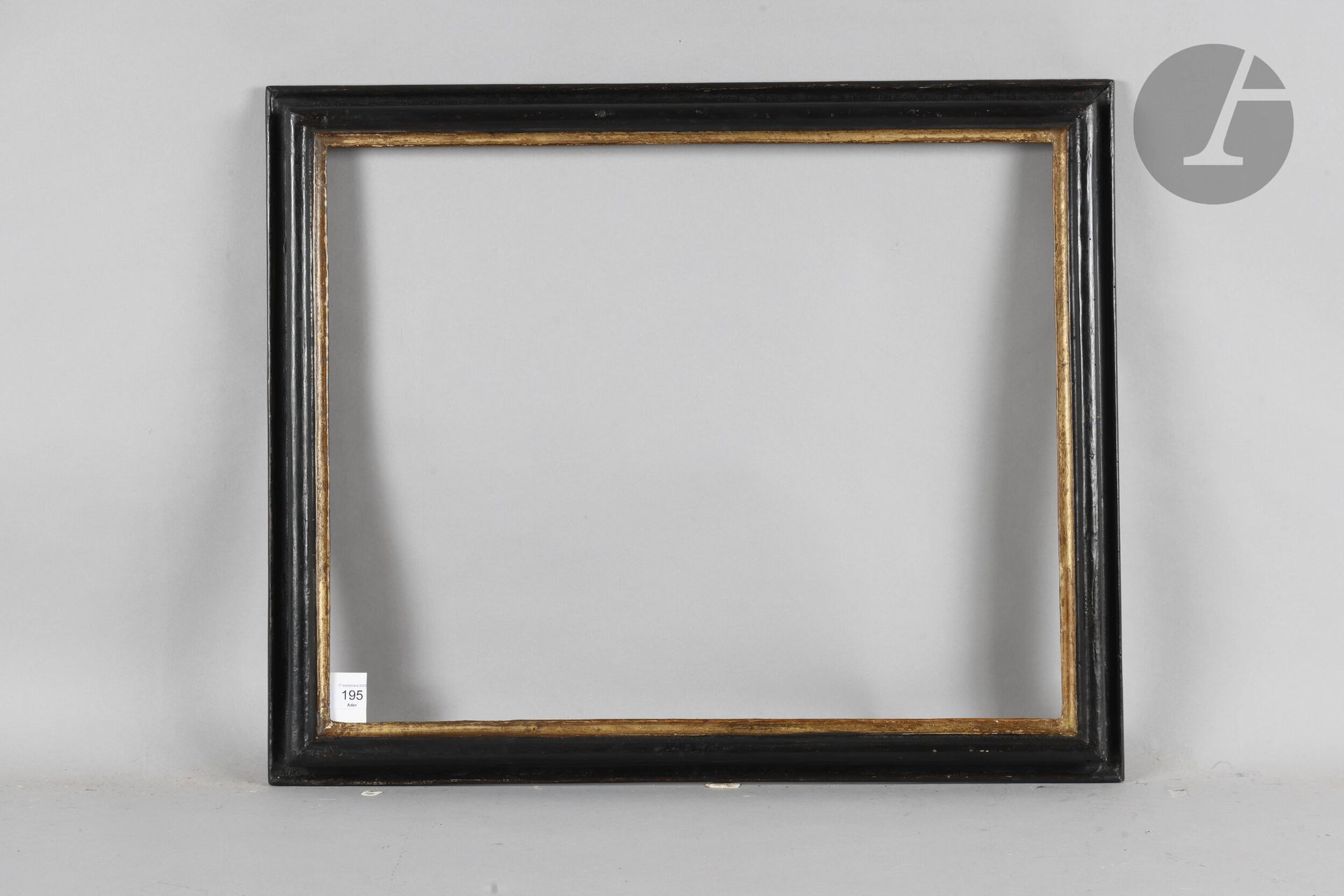 Black and gold molded wood frame. Italy, 18th century. 49 x 62.2 cm - Profile: 5.2 cm (15P)
