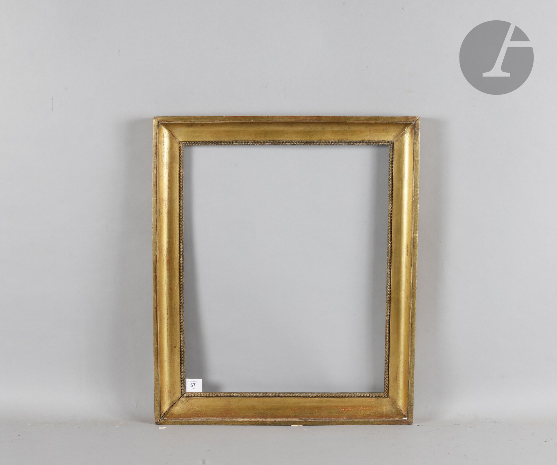 Gorge en bois mouluré et doré à décor de rais-de-cœur en stuc à la vue. Début du XIXe siècle. 44,7 x 55,7 cm - Profil : 6,2 cm