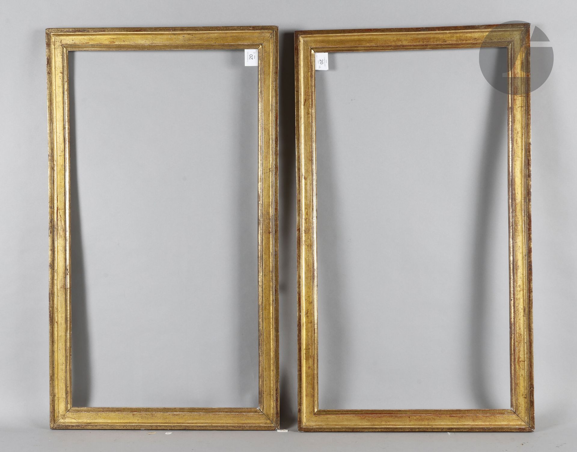 Paire de gorges en bois mouluré et doré. Époque Louis XVI. 46,1 x 87,1 cm et 46,1 x 87,3 cm - Profil : 5,2 cm