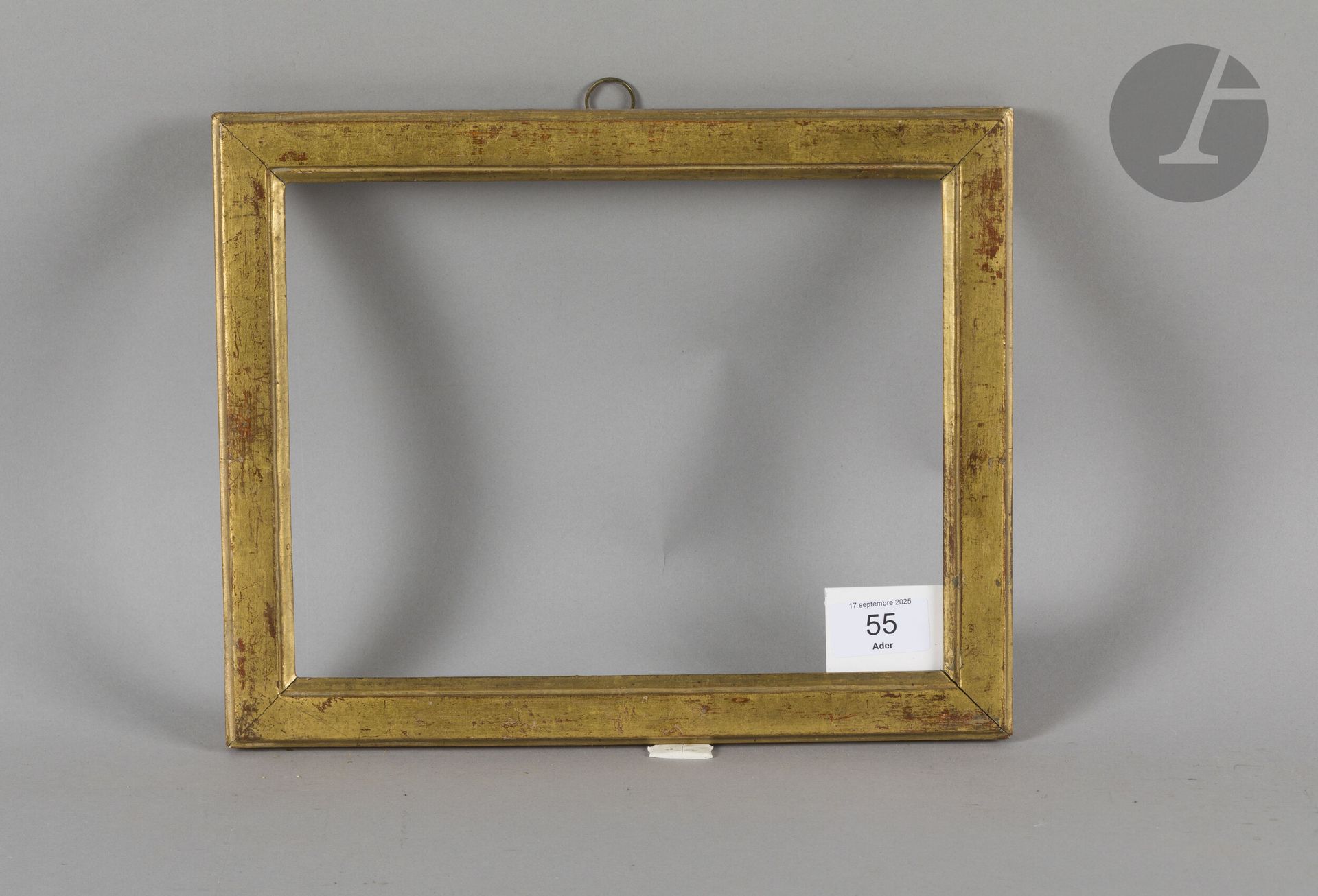 Baguette plate en bois mouluré et doré. Époque Louis XVI. 19,2 x 25,1 cm - Profil : 2,8 cm (3F)