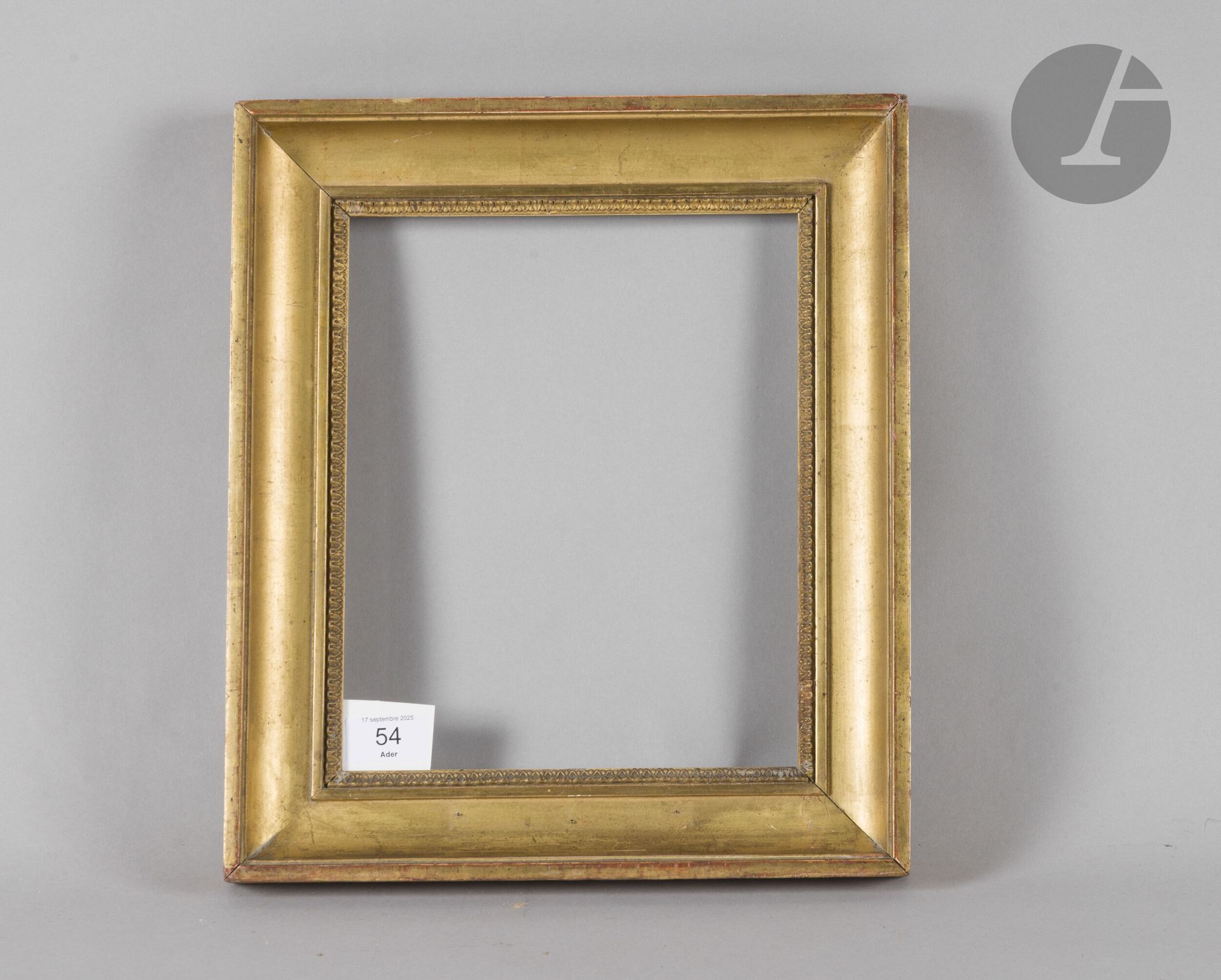 Moulded and gilded wood throat, stucco rais-de-coeur on view. 19th century (recut). 21 x 26 cm - Profile: 5 cm (3F)