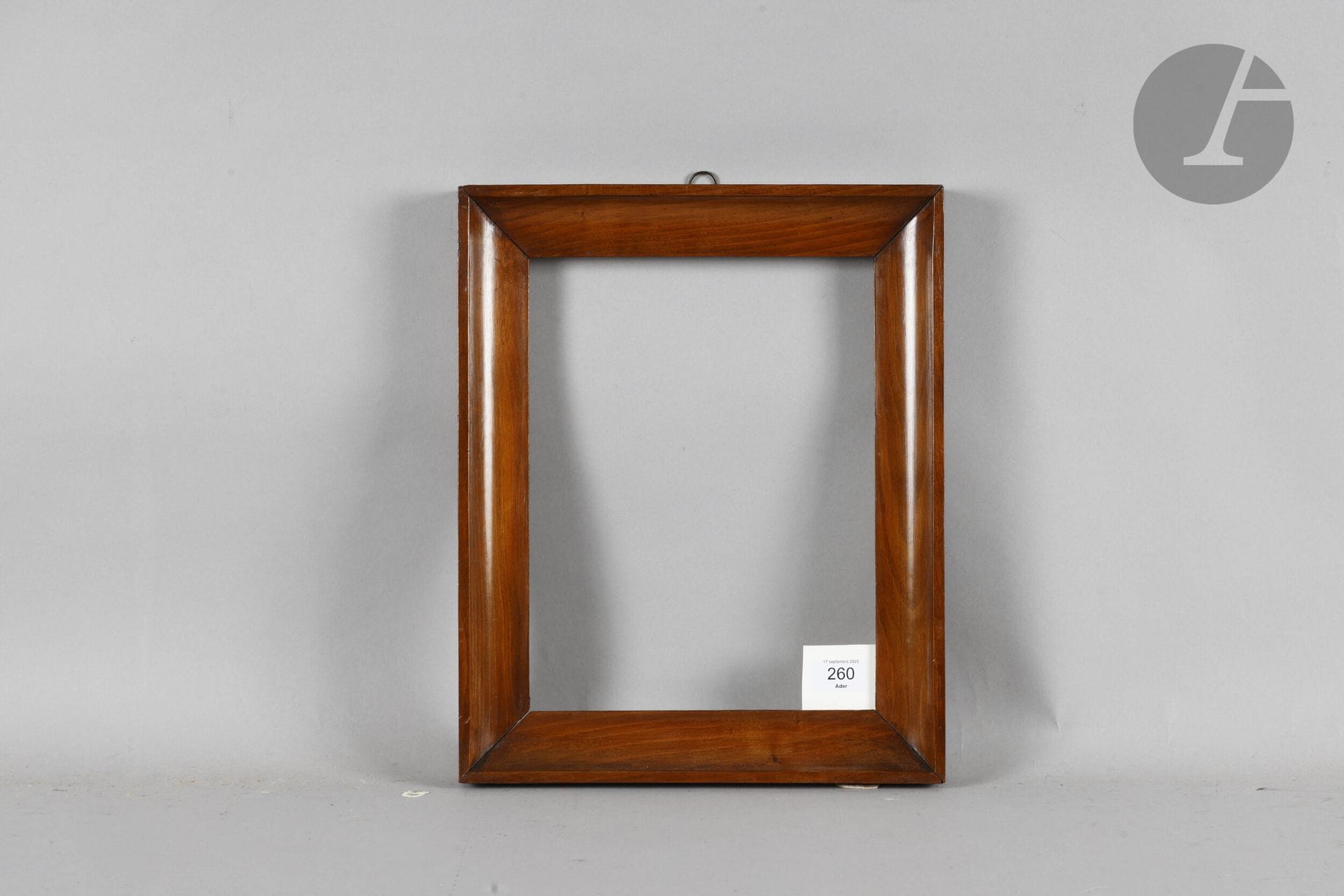 Molded walnut throat. Italy, early 19th century. 23.3 x 30.7 cm - Profile: 4.7 cm (4F)
