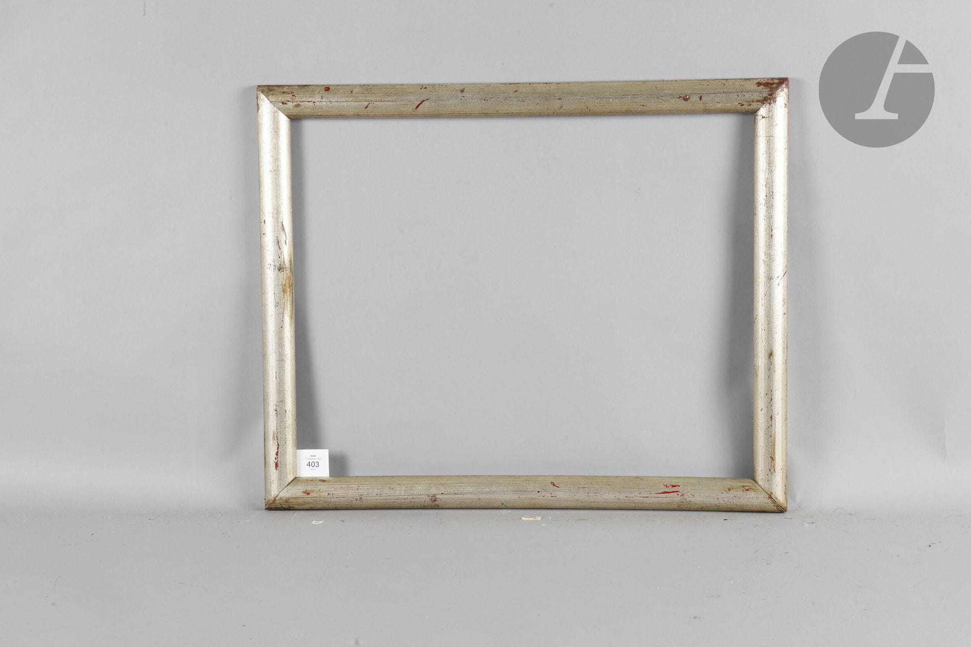 Jonc en bois mouluré et argenté. Circa 1900. 50,8 x 64,4 cm - Profil : 5 cm