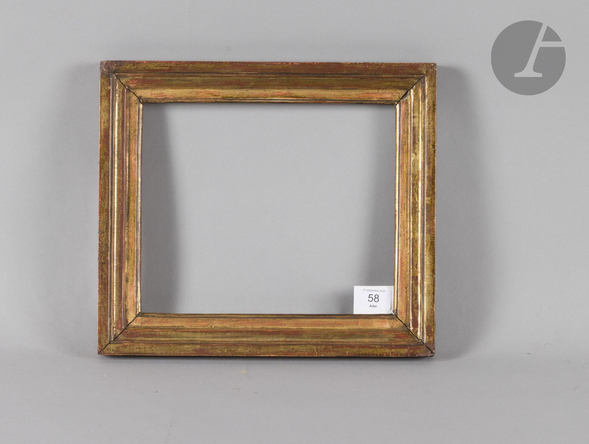 Molded and gilded wood frame. Late 18th century (wear). 22.4 x 26.9 cm - Profile : 4.4 cm
