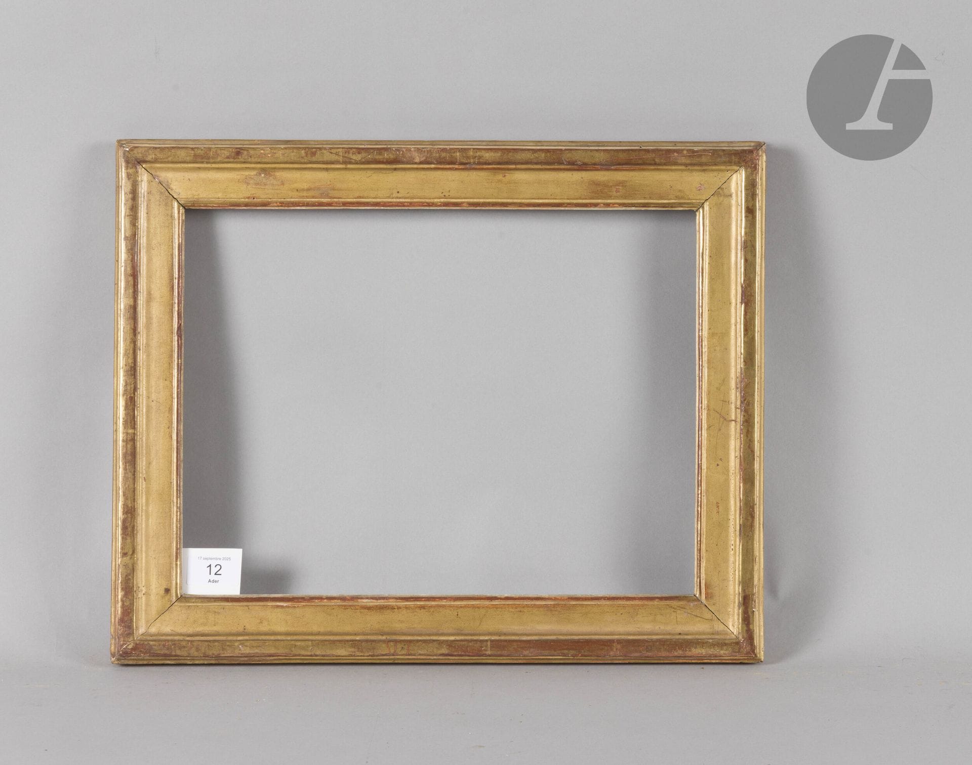 Molded and gilded wood frame. Louis XVI period (pitting). 28.5 x 37.5 cm - Profile: 5.2 cm