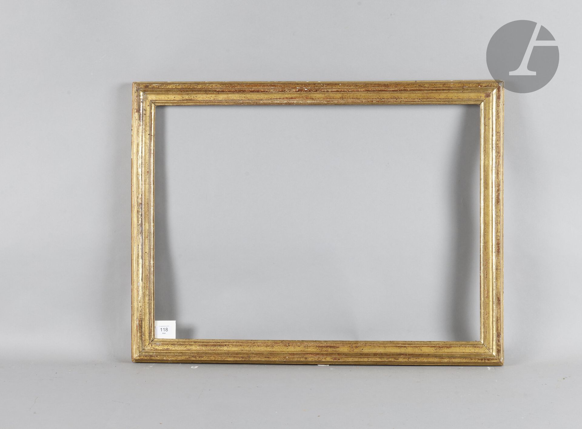 *Baguette en bois mouluré et doré. Époque Louis XVI (voilée, petits accidents). 54,3 x 75,4 cm - Profil : 6 cm