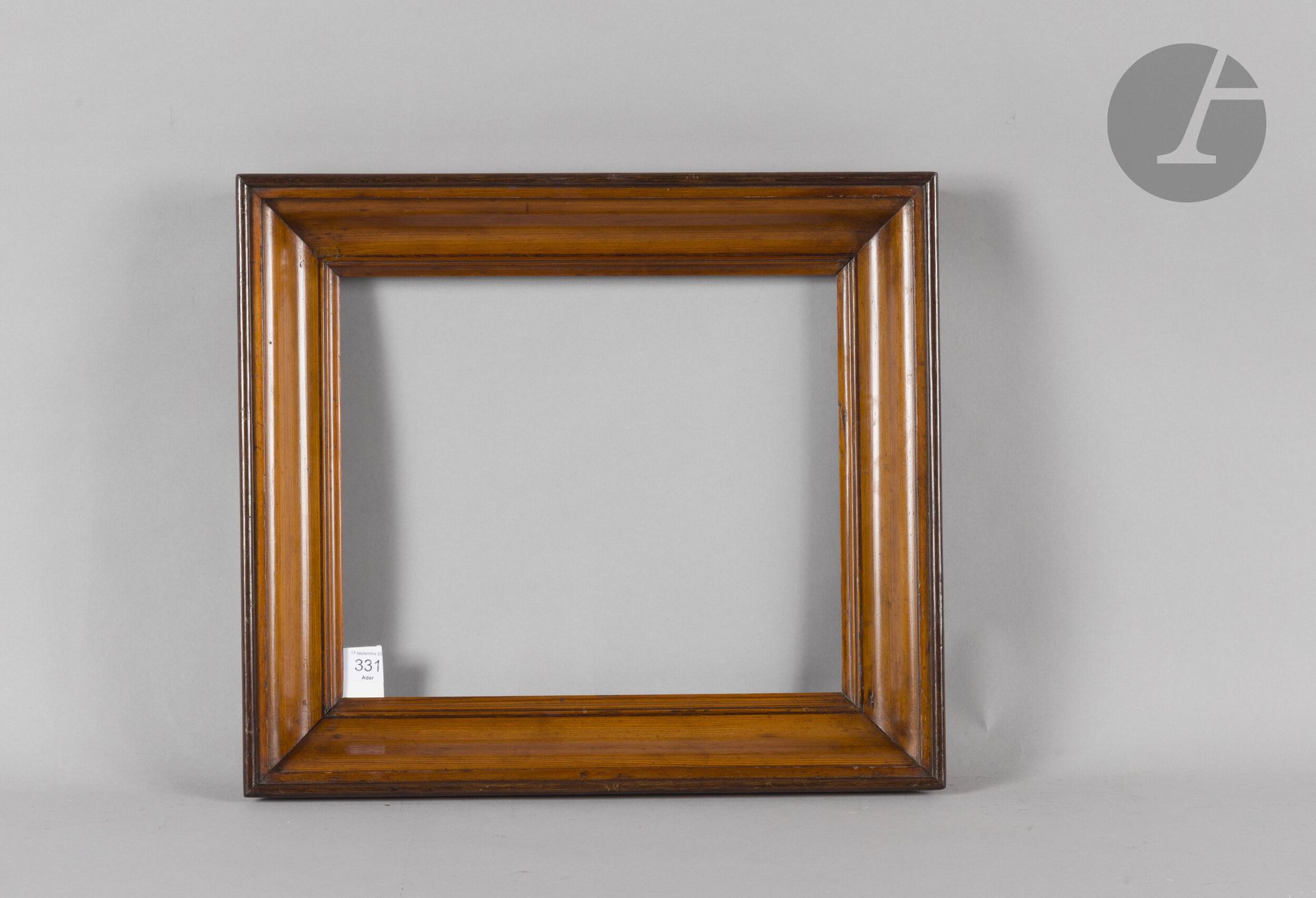 Cadre en pitchpin mouluré avec jonc en acajou à l'extérieur et filets de bois en acajou estampille SAVARY. Époque Charles X. 28,7 x 34,2 cm - Profil : 6,5 cm (5F)