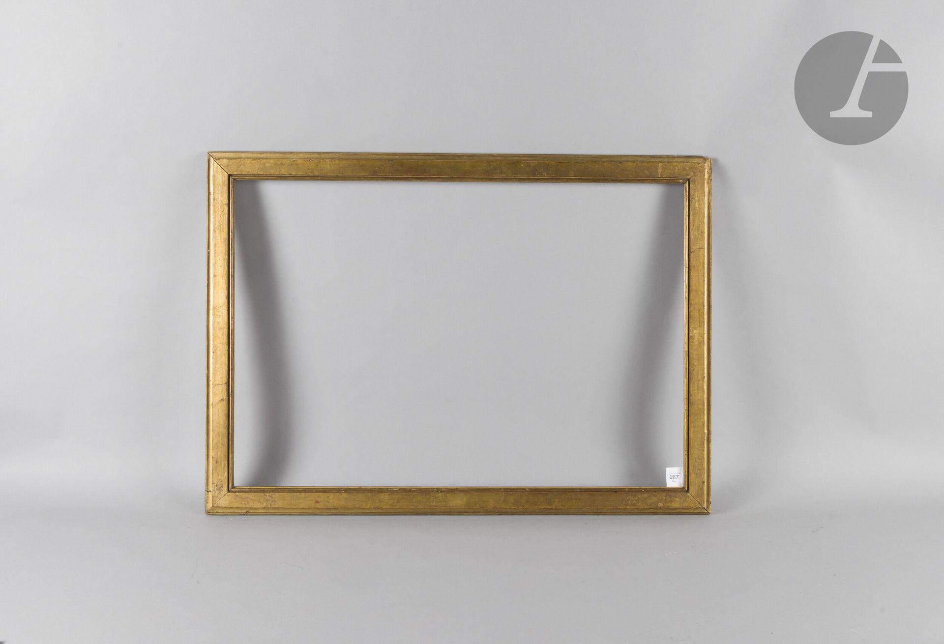 Molded and gilded wood frame. Spain 18th century (wear and modified dimensions). 62.7 x 92.3 cm - Profile : 6 cm