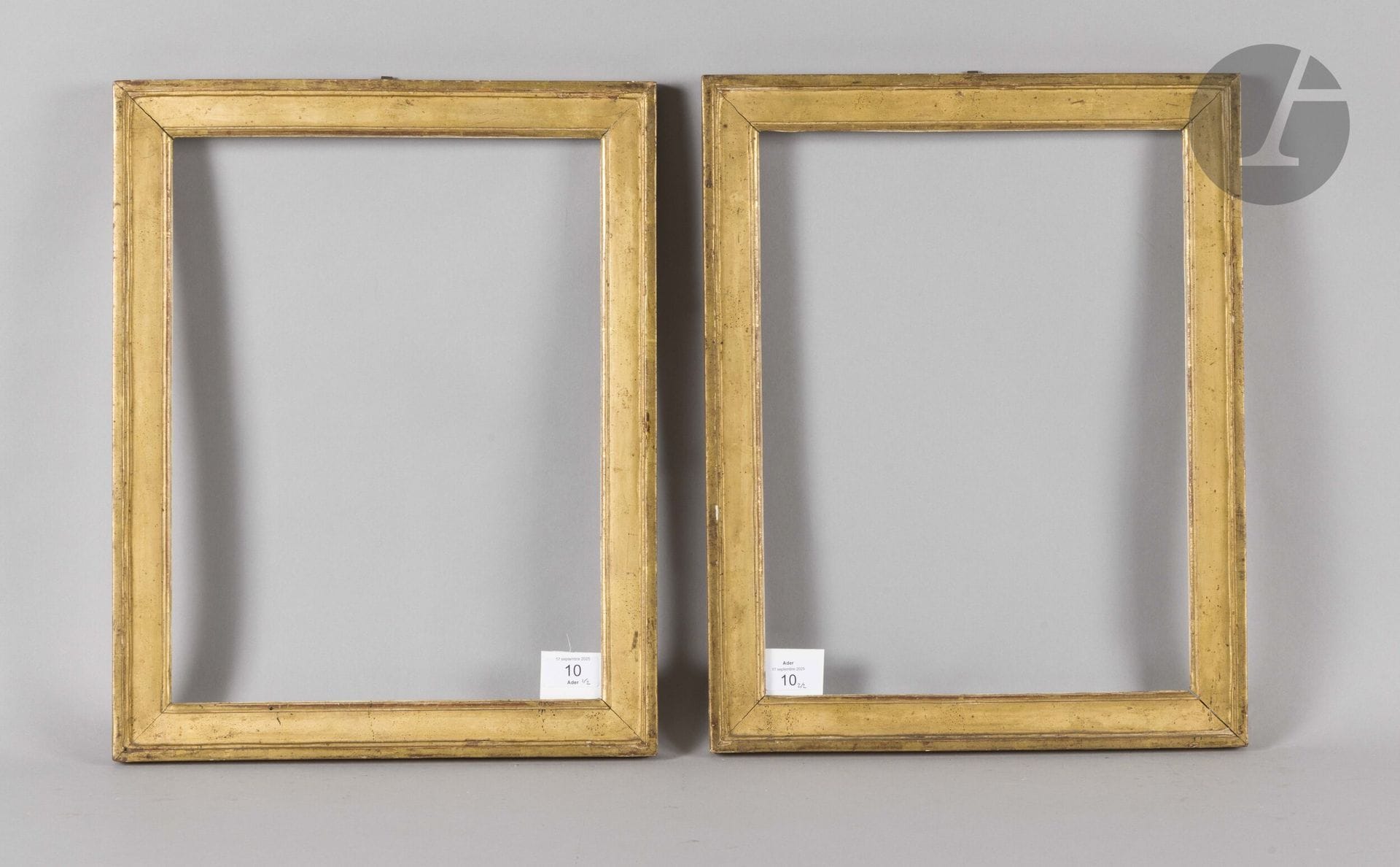 Paire de baguettes en bois mouluré et doré. Époque Louis XVI (petits accidents). 30 x 39,8 cm et 30,1 x 39,2 cm - Profil : 4 cm