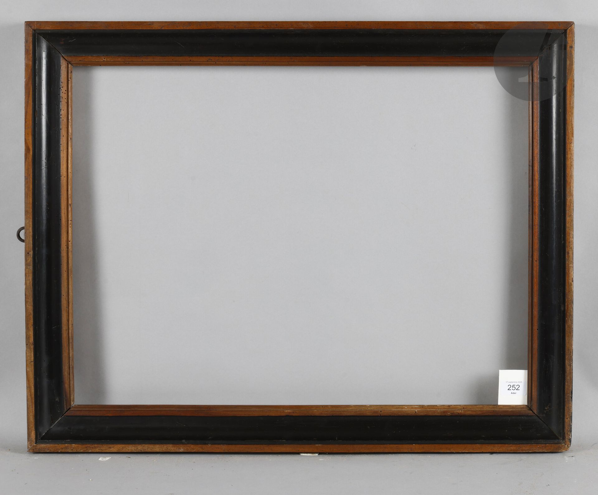 Throat in partially blackened molded wood. Italy, 19th century (pitting). 50.3 x 67.4 cm - Profile: 6.8 cm