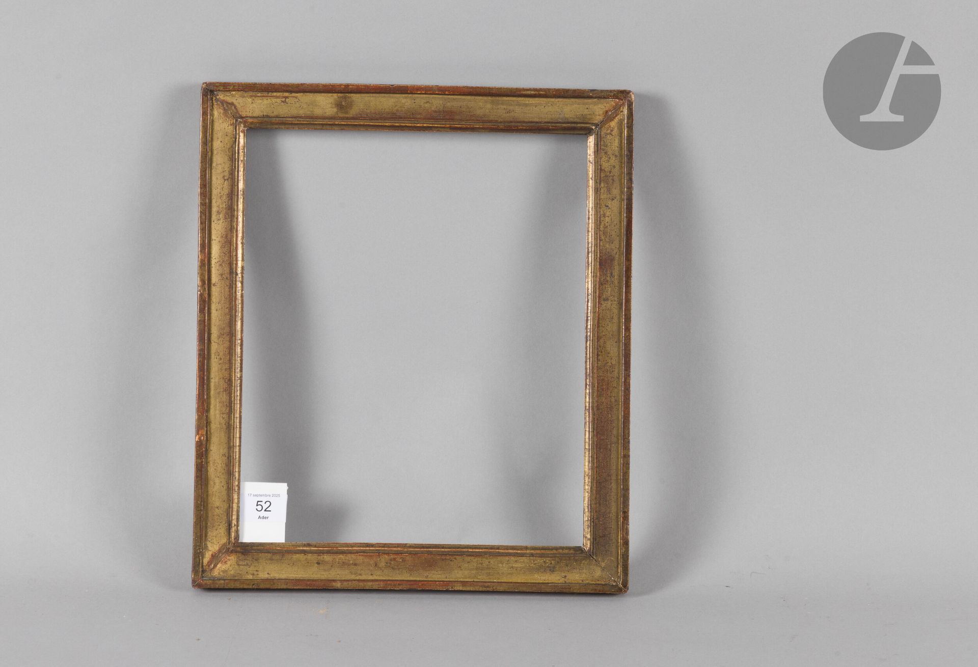 Baguette en bois mouluré et doré. Époque Louis XVI (usures et restaurations). 25,7 x 30,9 cm - Profil : 3,4 cm