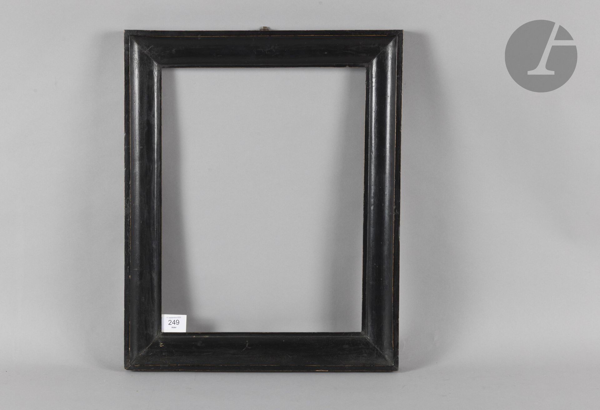 Gorge en bois mouluré et noirci. Italie XIXème siècle. 33,2 x 43,6 cm - Profil : 6 cm