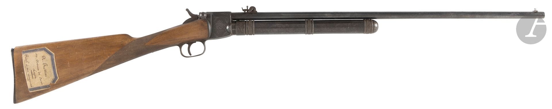 Paul Giffard" liquefied gas bolt-action rifle, Carbona model, single shot, 8 mm caliber.
Round barrel, marked "MANUFACTURE FRANCAISE D'ARMES ET CYLES - ST ETIENNE", with adjustable rear sight. Carcass engraved with leafy foliage. Tubular gas cartridge reservoir, screwed under the barrel. Partially checkered walnut stock with penciled label "A. FROTTIEZ 150 Avenue de Dax Lyon Fusil à air comprimé". 
Hot-air balloon buttplate marked "PAUL GIFFARD INVENTEUR" (small chip) in bakelite. 
Total length: 105 cm 
A.B.E.