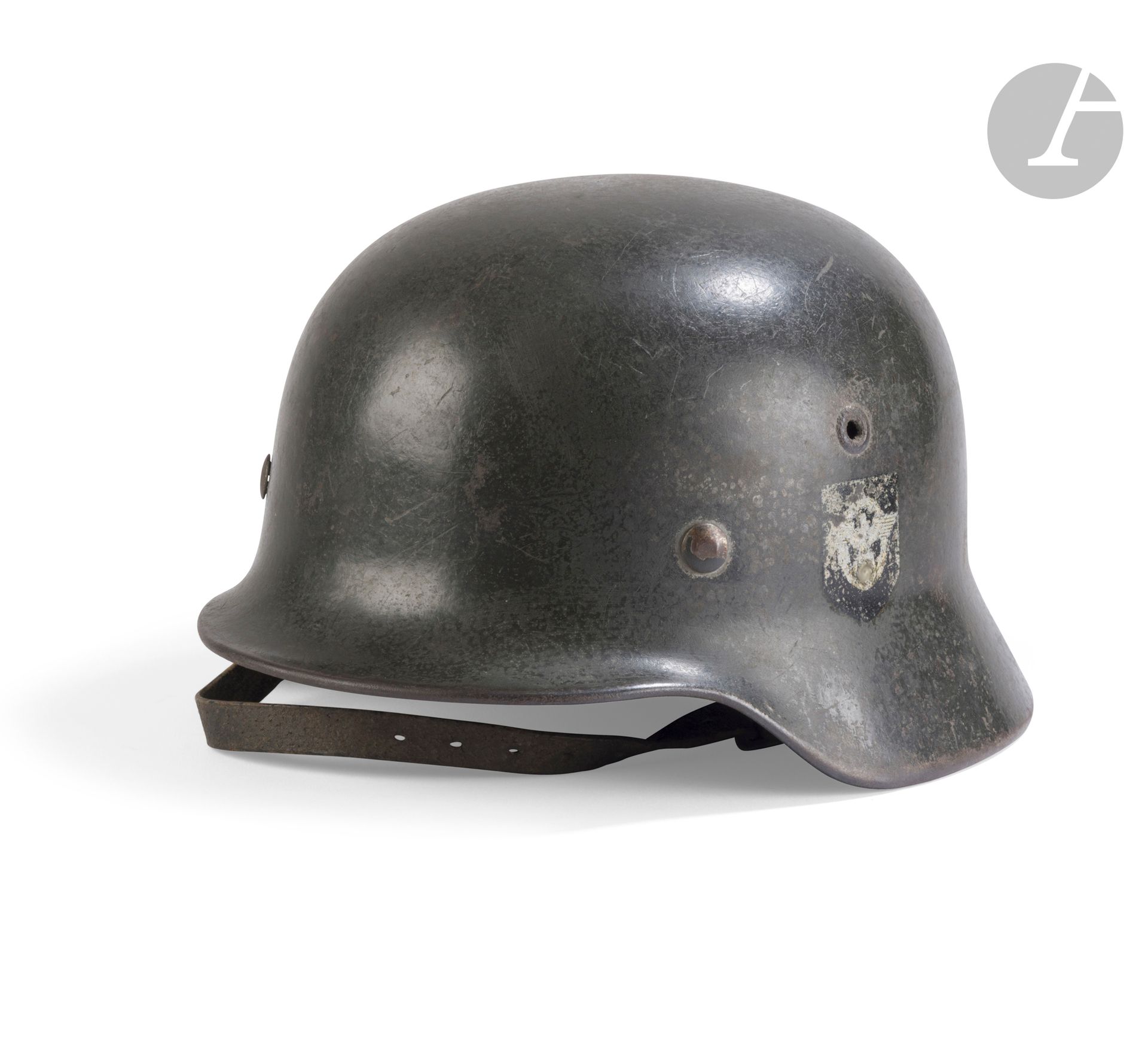 Casque allemand modèle 1940 de la Police. 
Bombe poinçonnée ET66 et 1049, avec deux insignes dont un polizei. 
Coiffe remontée et jugulaire en cuir. 
A.B.E. (insignes sans garantie, fortes piqûres au fond de la bombe).