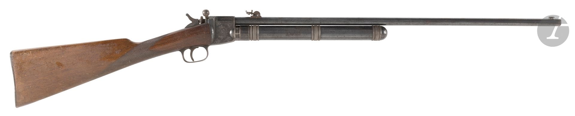 Paul Giffard" liquefied gas bolt-action rifle, Carbona model, single shot, 8 mm caliber.
Round barrel, marked "MANUFACTURE FRANCAISE D'ARMES ET CYLES DE SAINT ETIENNE", with adjustable rear sight. Carcass engraved with leafy foliage. Tubular gas cartridge reservoir, screwed under the barrel. Partially checkered walnut stock. 
Horn buttplate. 
Overall length: 105 cm 
A.B.E.