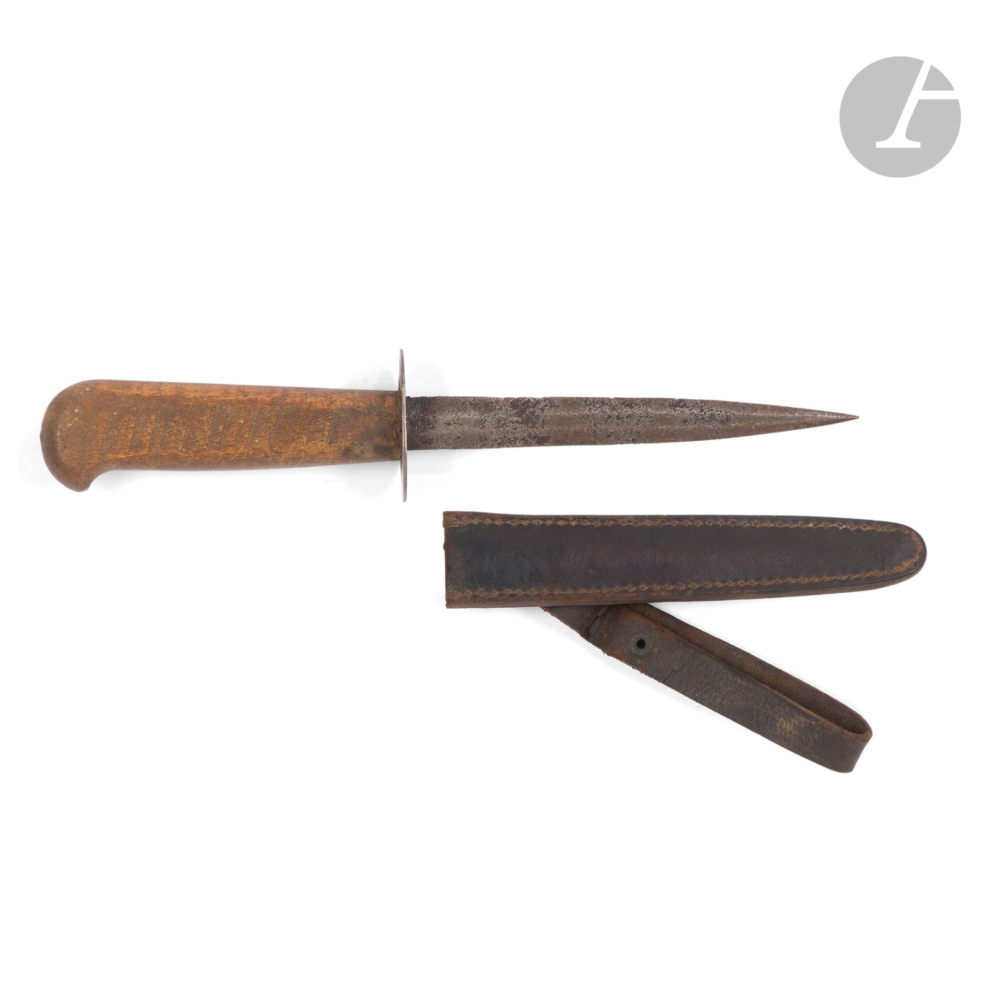 FRANCE 
Poignard Coutrot. 
Poignée en bois. Croisière en fer poinçonnée sur le dessous «GP». Lame à méplat médian (forte piqures). Fourreau en cuir surpiqué avec suspente en cuir. 
Longueur : 27 cm 
A.B.E.