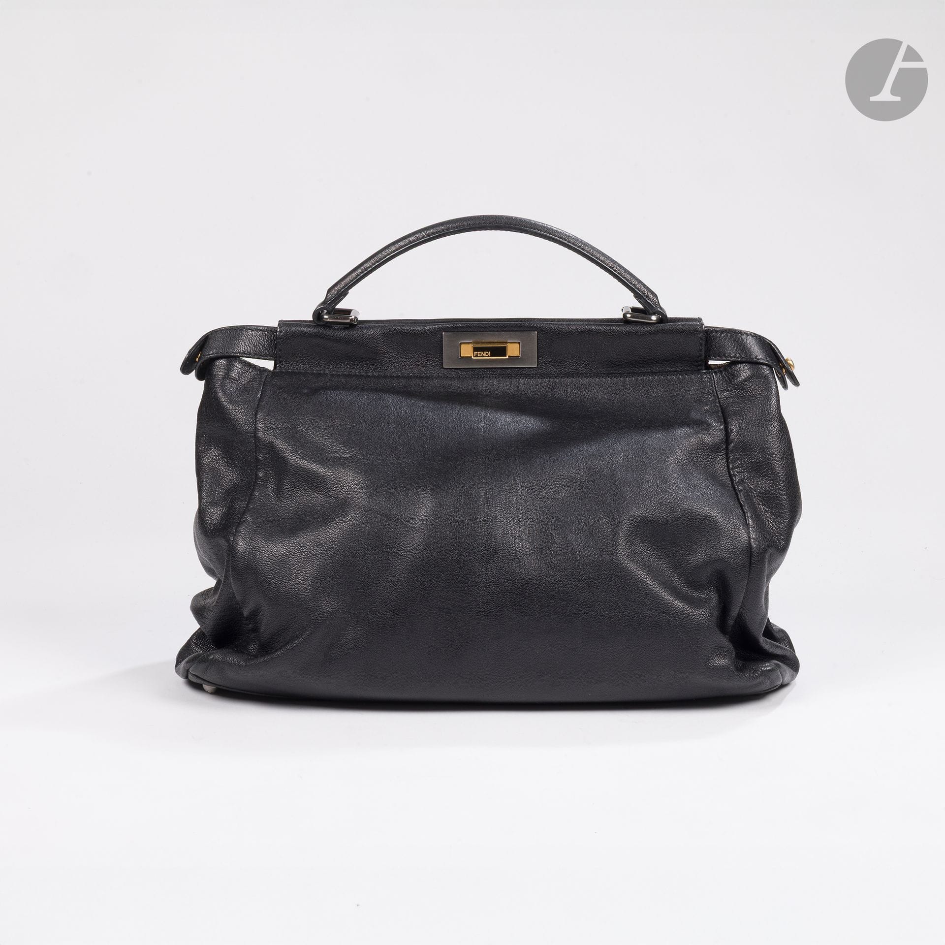 FENDI
PEEKABOO bag in black leather, silver and gold metal clasp, inside FF jacquard canvas. 40 x 28 x 15 cm. With dustbag (a few small scratches on clasp, wear on corners and bottom).