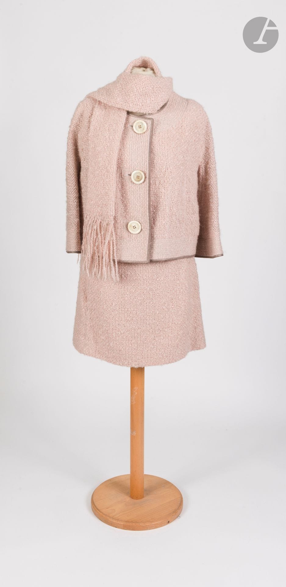LOUIS VUITTON
Tailleur-jupe en tweed laine et mohair rose poudré et beige, ganse lamée or, avec son écharpe. T.40 indiquée pouvant correspondre à un 36-38 environ