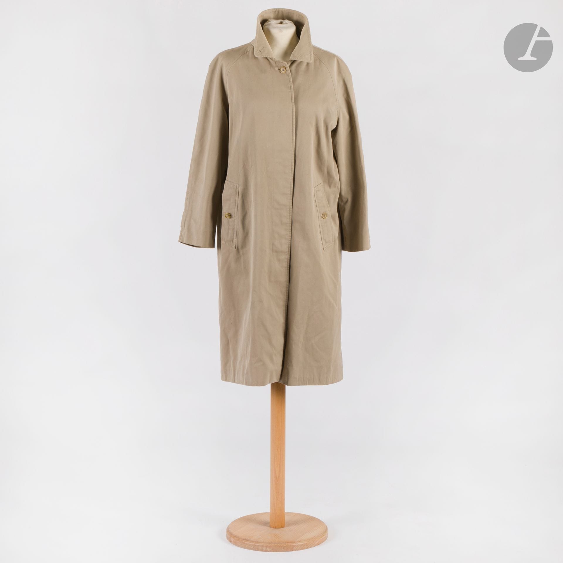BURBERRYS'
Trench en gabardine de coton beige.T.36 environ (manque la doublure amovible intérieure)