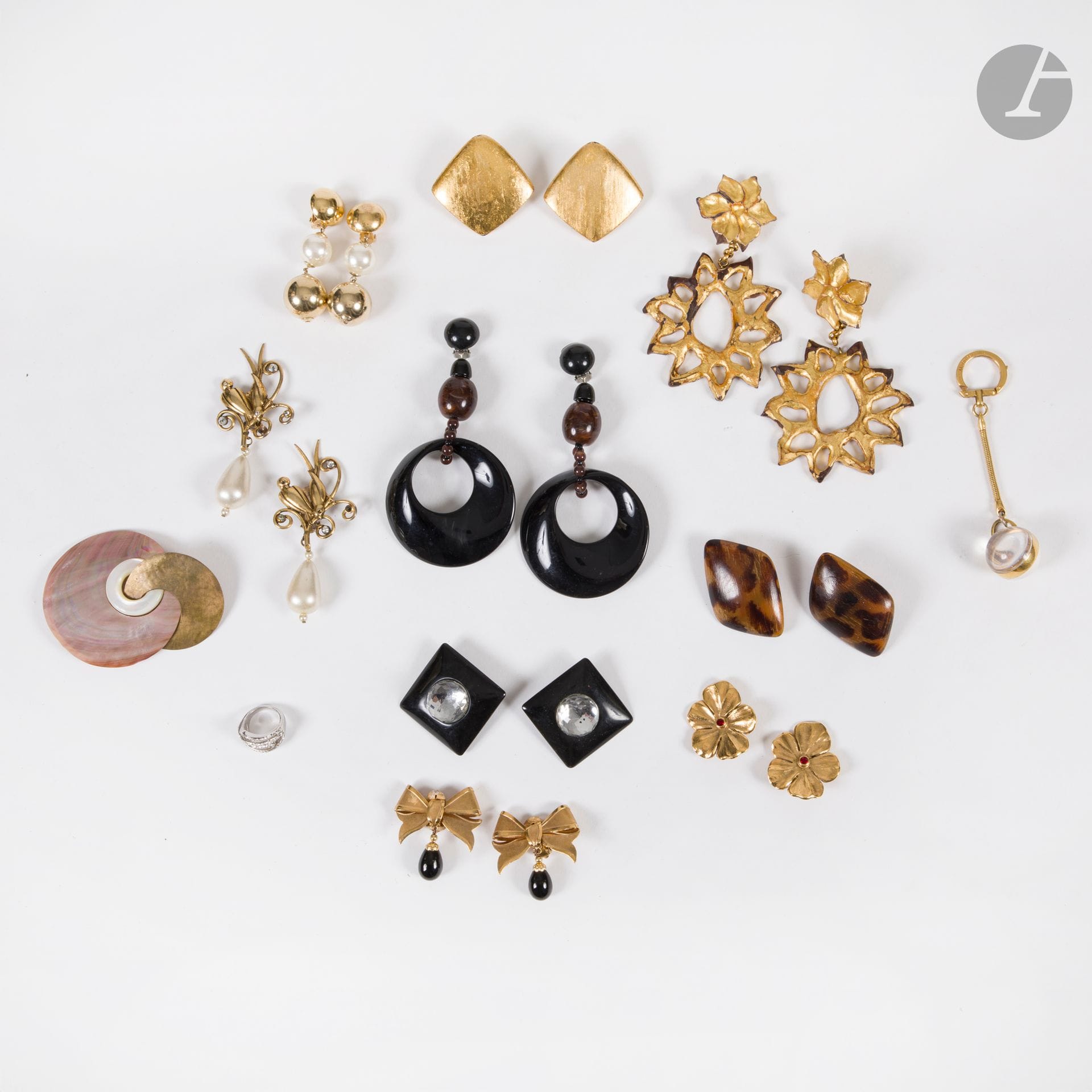 Lot de bijoux fantaisie : 9 paires de clips d'oreilles dont une accidentée, une broche nacrée et une bague métal argenté et strass T.52 environ, un porte-clé montre usures sur certaines pièces)