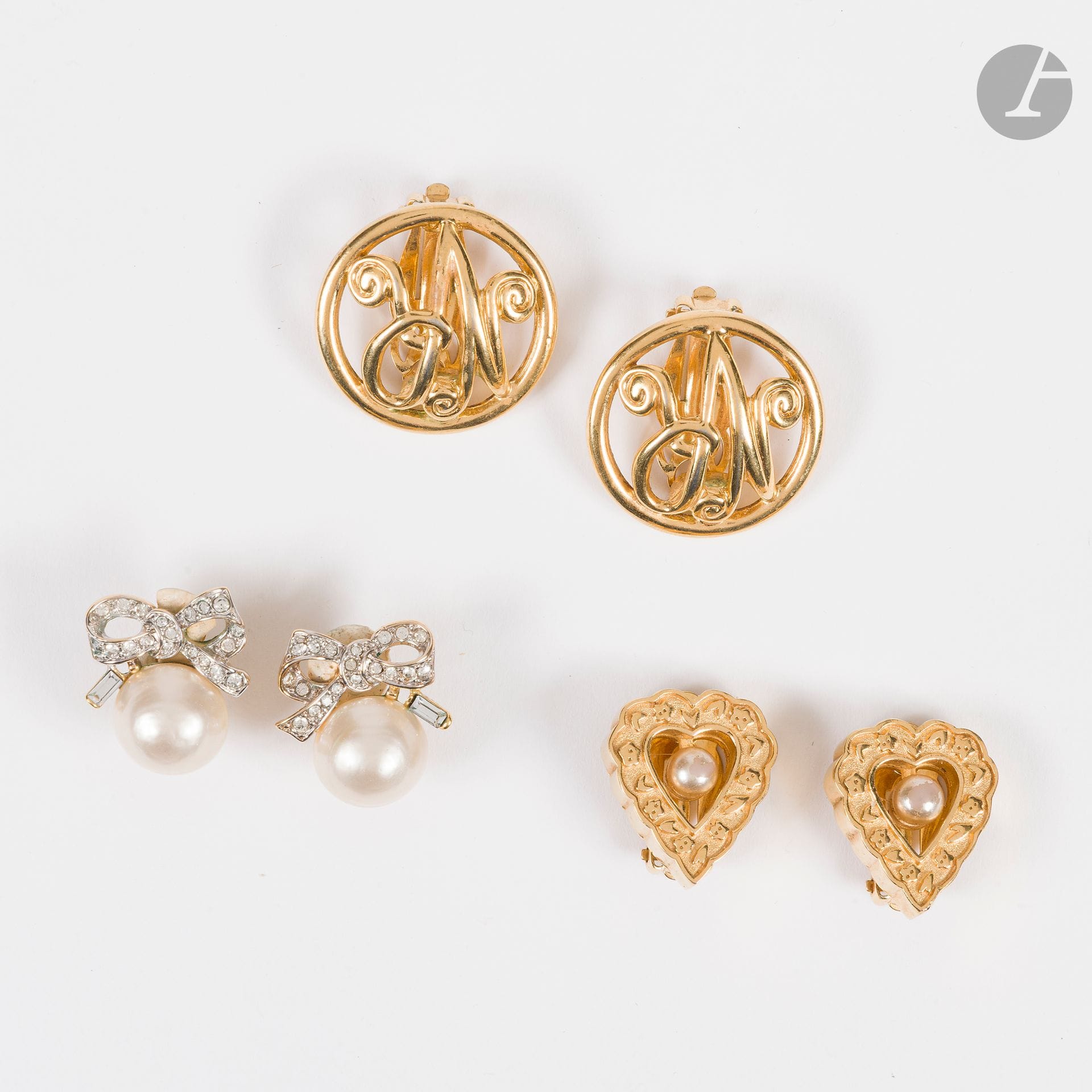 NINA RICCI
Trois paires de clips d'oreilles en métal doré, une nœud en strass et perle fantaisie, une cœur centrée d'une petite perle fantaisie, la dernière à décor des initiales NR
2,4 à 3 cm (éclats aux perles de celle en forme de cœur)