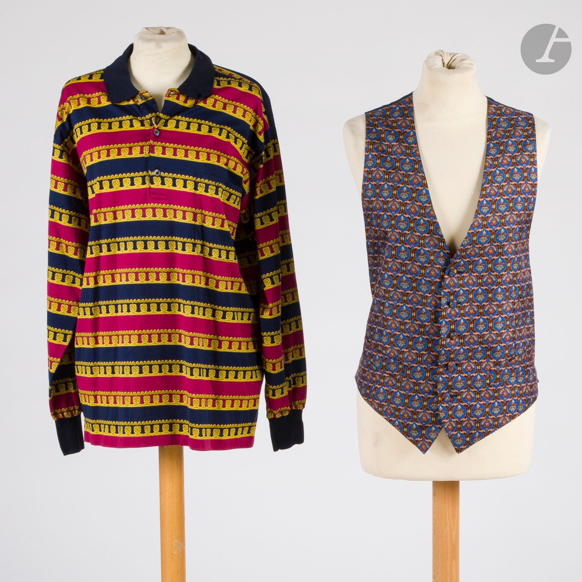 CHRISTIAN DIOR MONSIEUR
Deux pièces : un polo à manches longues en coton marine et rouge à décor d'entralacs dorés. T.L environ, et un gilet en soie dans les tons bleus, devant à petits motifs, patte de serrage à l'arrière sur soie unie.T.L indiquée