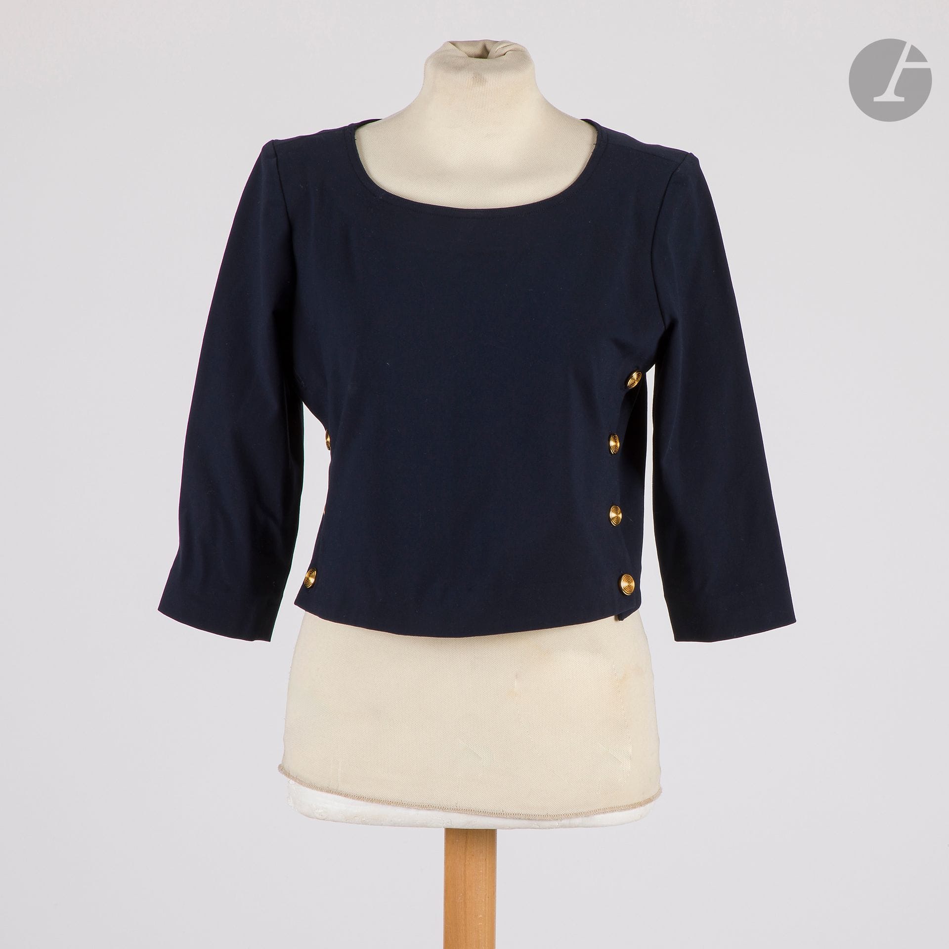 ANGELO TARLAZZI
Short navy bodice with gilded metal spiral buttons on the rib. S.36 approx.