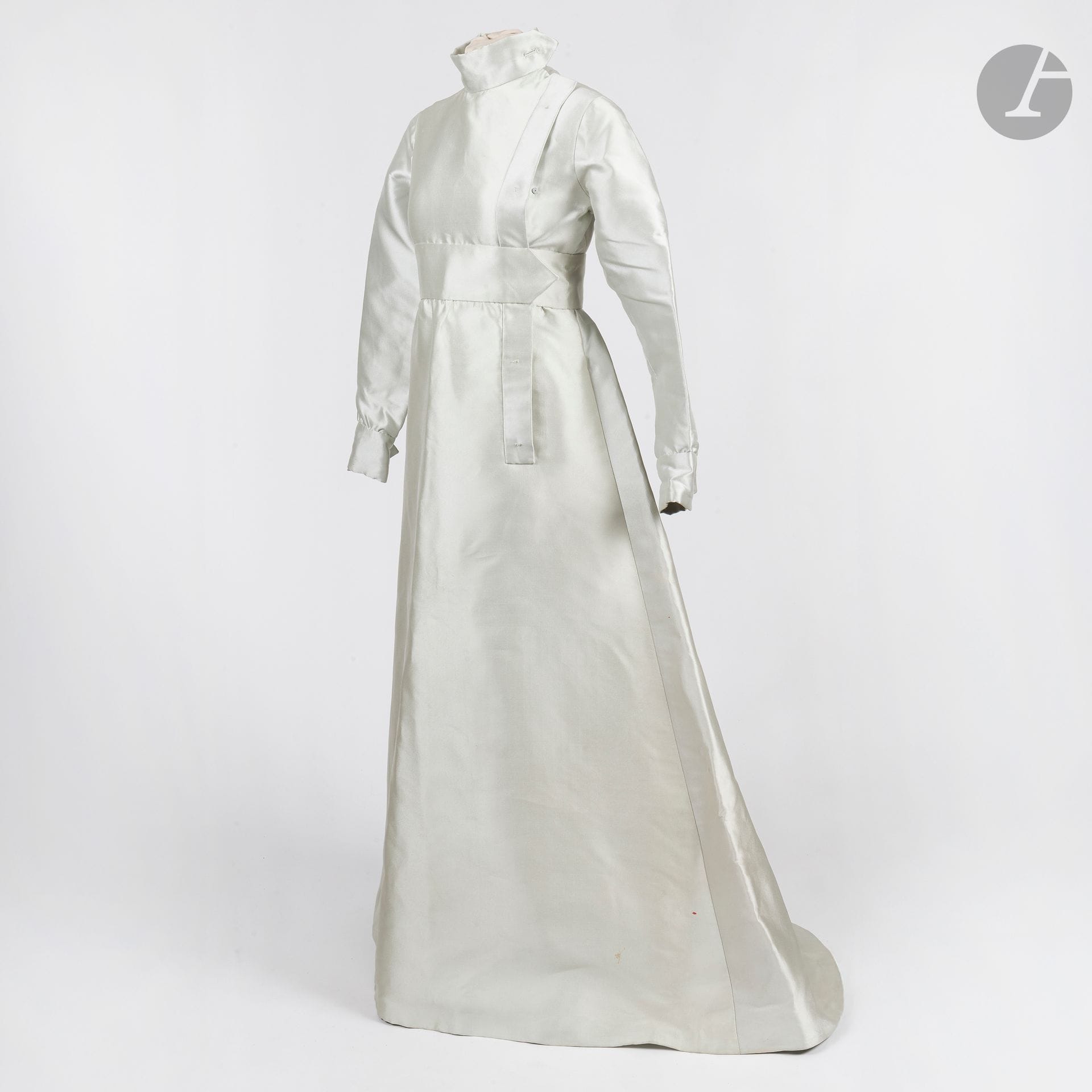 JEAN PATOU Haute Couture
Long dress and little train in thick sky-blue silk. S.34-36 approx. (stains)