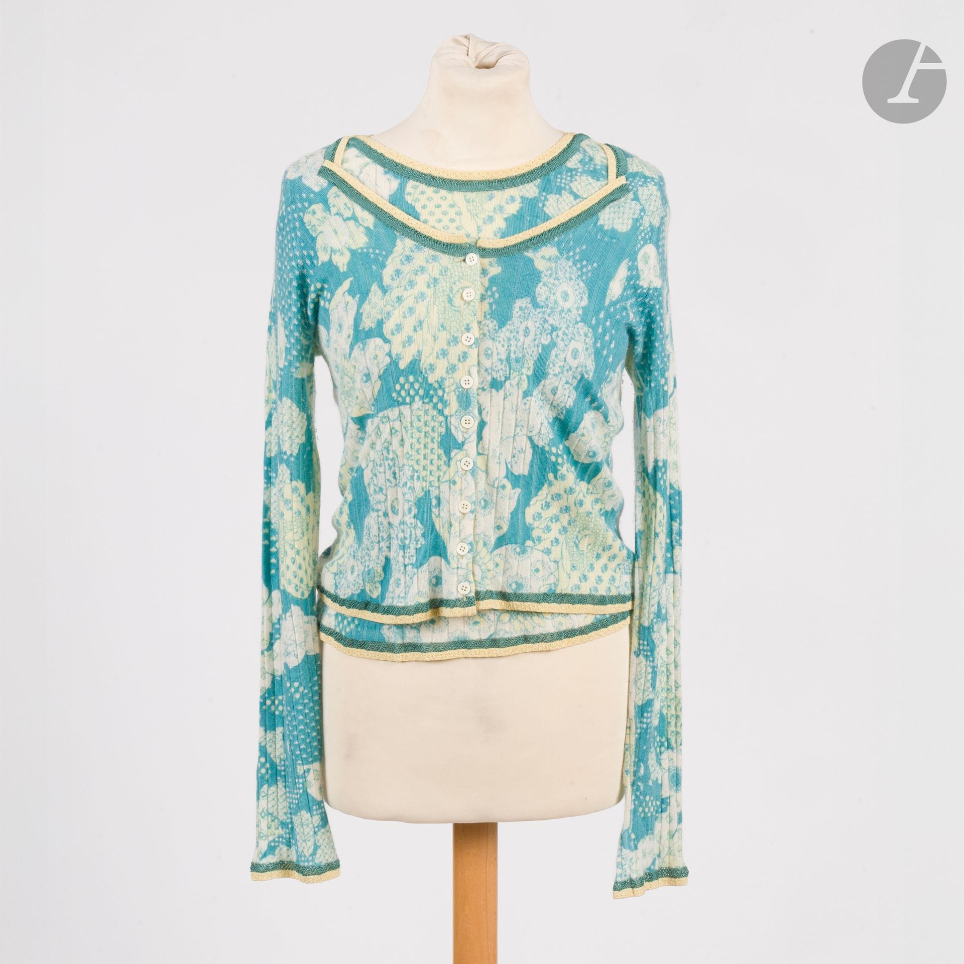 CHRISTIAN LACROIX
Twin-set débardeur et gilet en jersey bleu vert à décor de fleurs blanches et jaunes. T.M indiquée