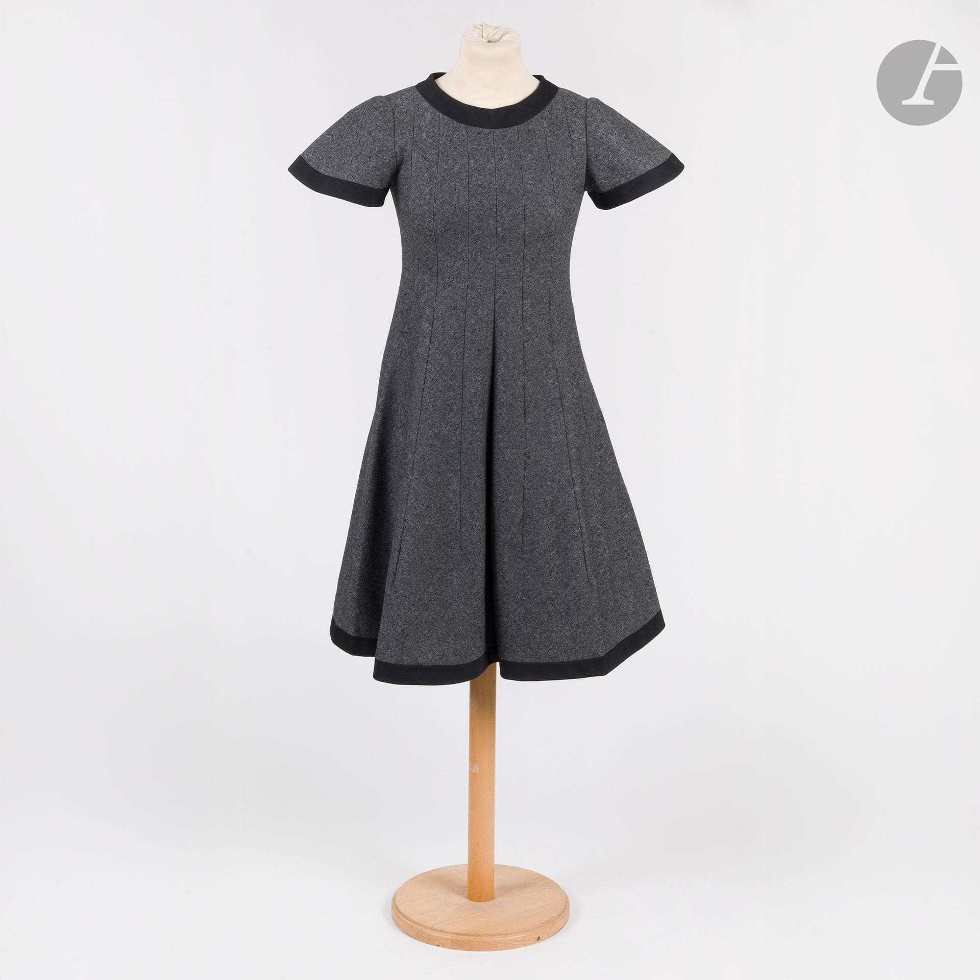 JEAN PATOU Haute Couture
Robe de cocktail en flanelle grise, ganse de laine noire. T.34-36 environ