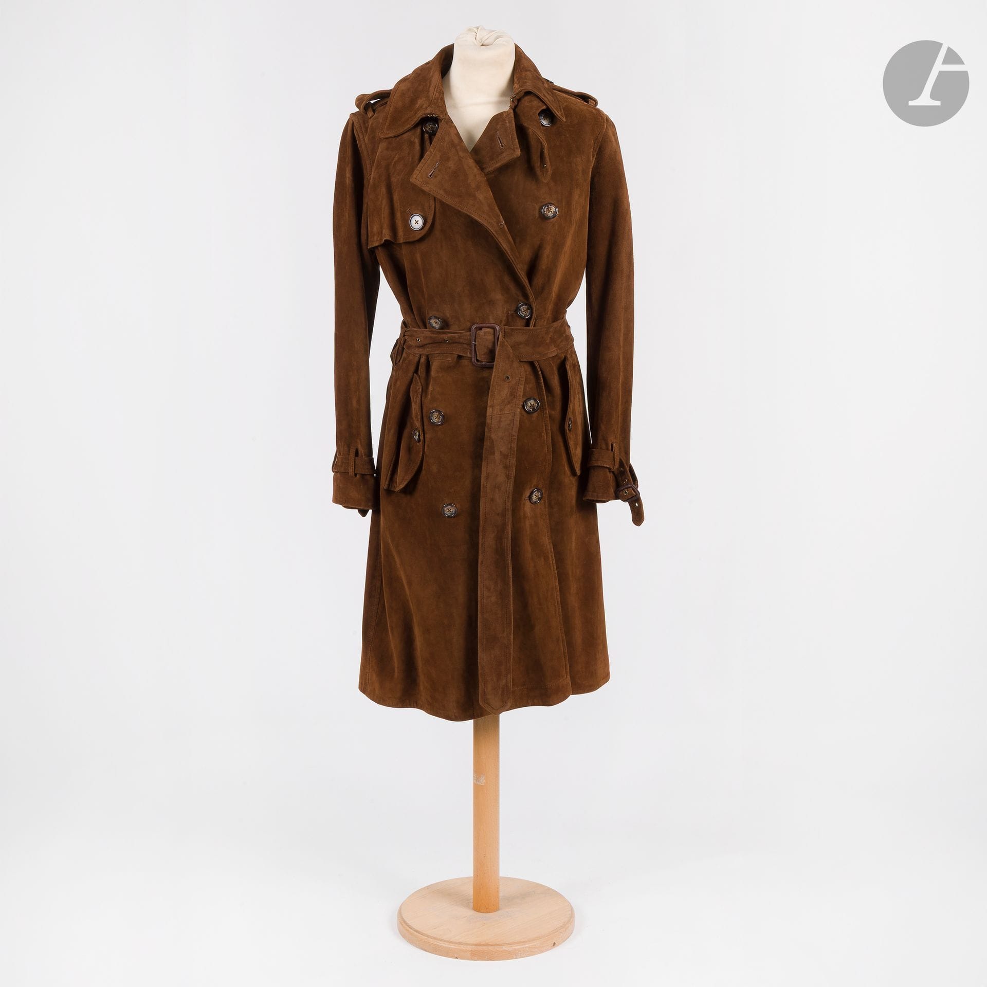 POLO RALPH LAUREN
Trench en agneau velours marron, avec sa ceinture. T.2 indiquée pouvant correspondre à un 36 environ
