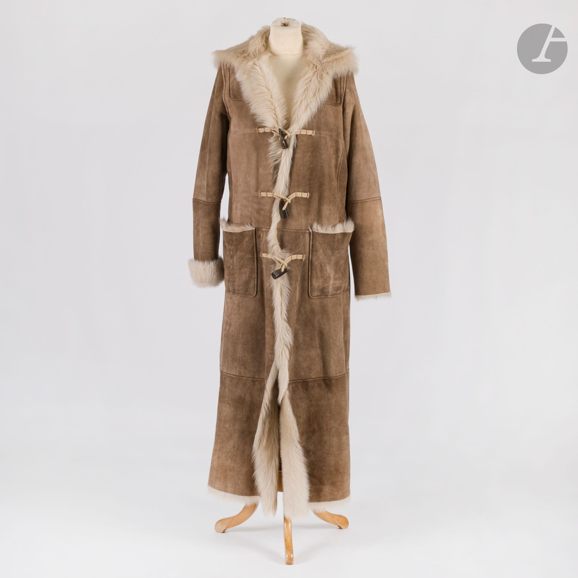 RALPH LAUREN
Long coat in beige wool with cream fur. T.M. shown
(small pocket seam to be redone)