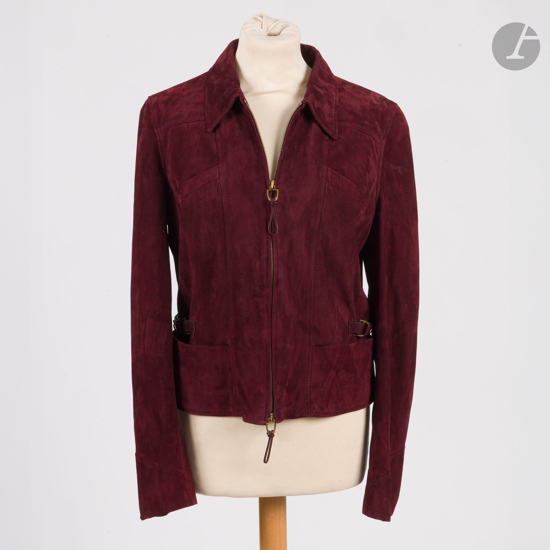 RALPH LAUREN
Veste en agneau velours bordeaux, ceinture de cuir en trompe l'oeil à la taille. T.8 indiquée pouvant correspondre à un petit 38