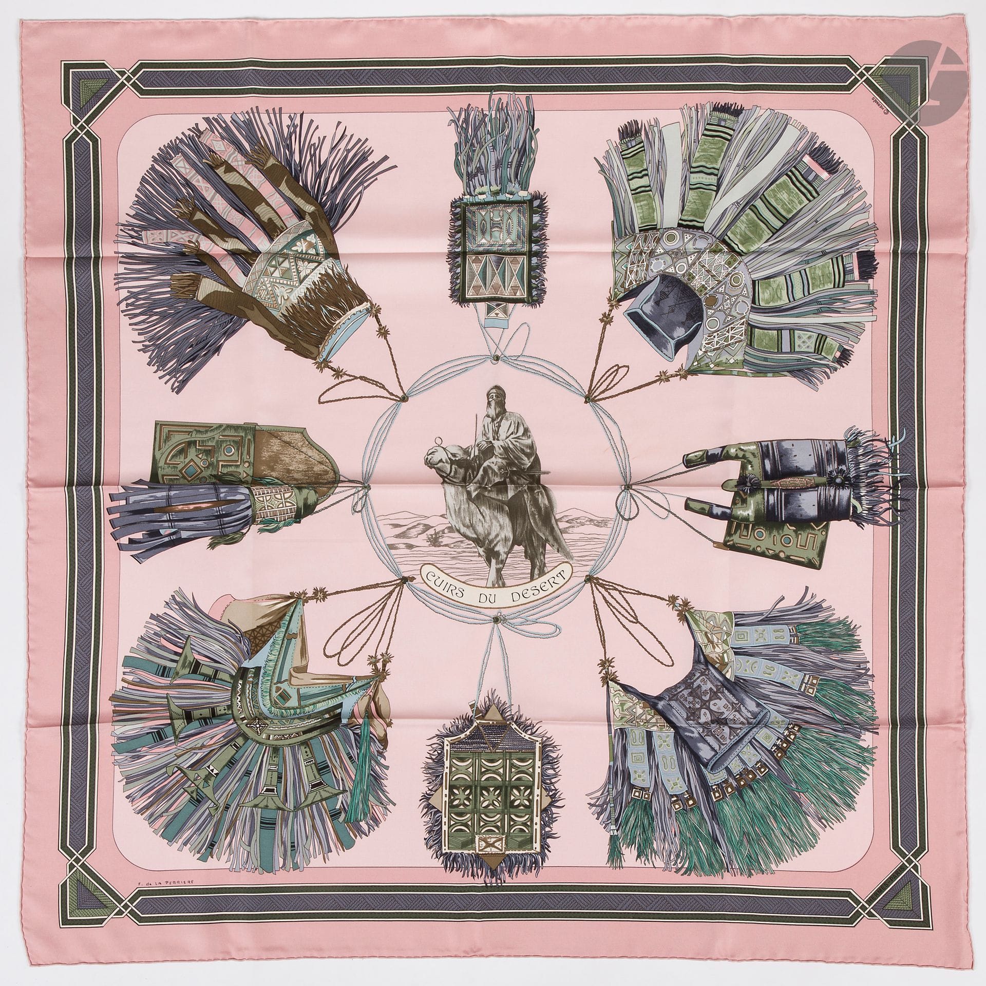 HERMÈS PARIS
Carré 90 en twill de soie "Cuirs du désert", signé F. de La Perriere, fond rose pâle. Dans sa boîte (quelques petites traces de maquillage)