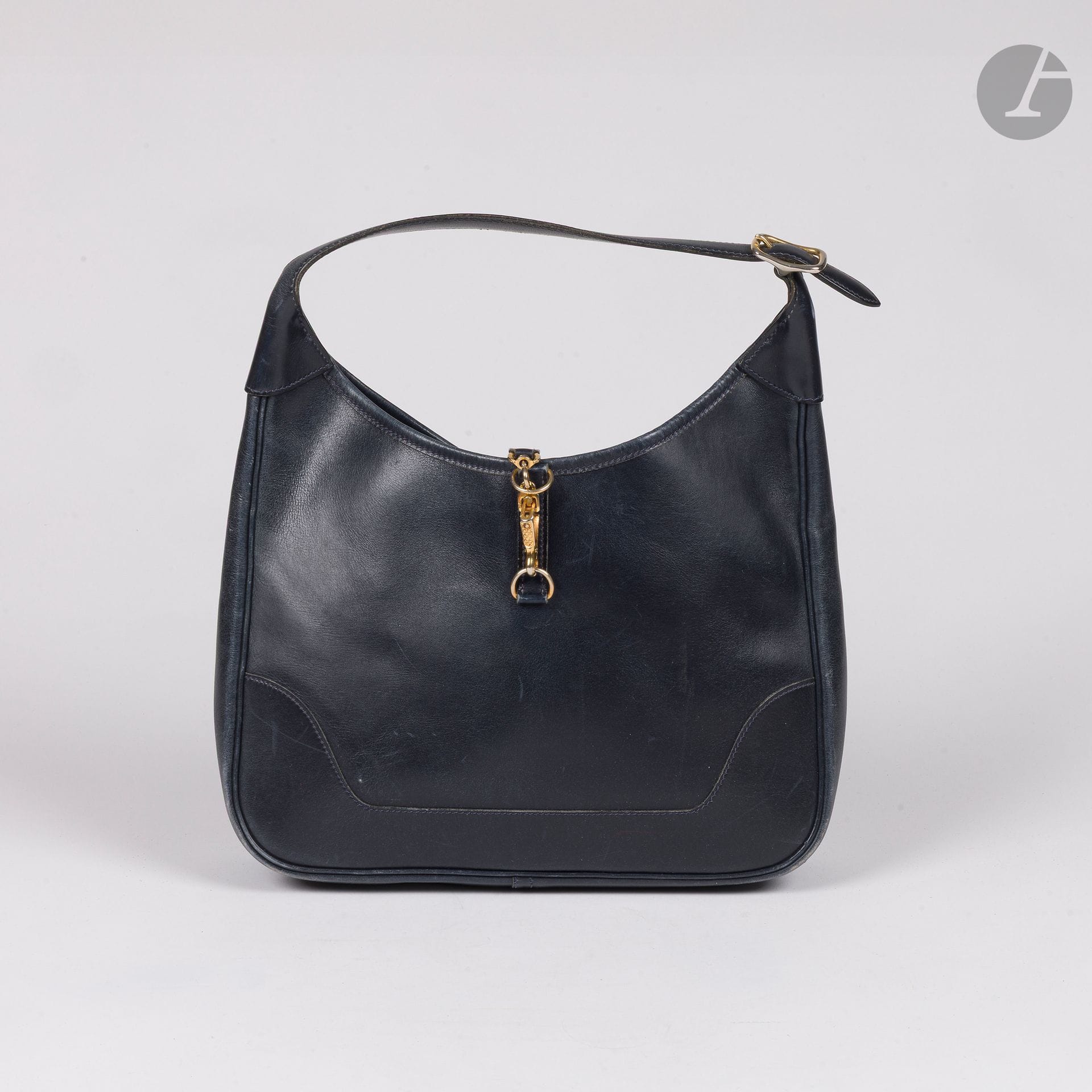HERMÈS PARIS
Année 1973
Sac TRIM en cuir marine, garniture en métal doré. 32 x 23 x 8 cm (usures notamment aux angles et quelques pertes de dorure)