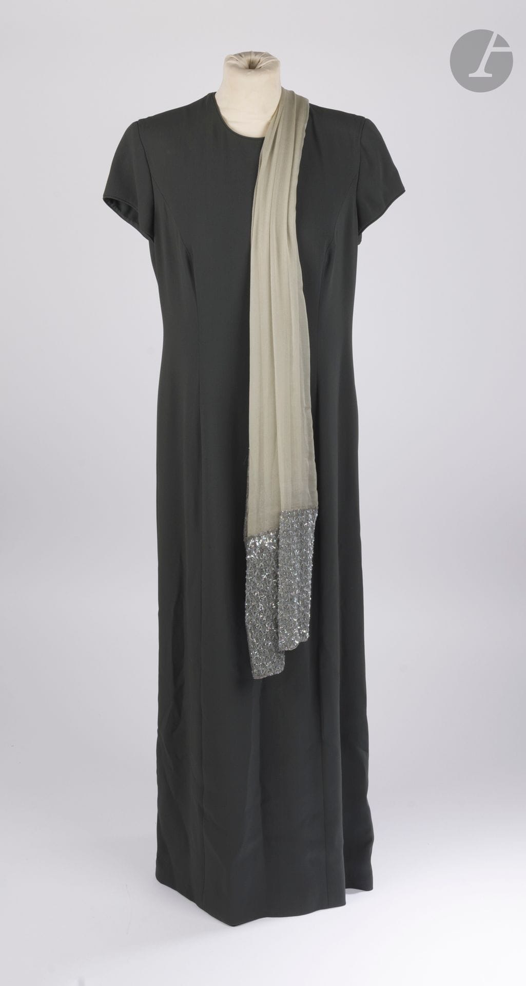 Giorgio ARMANI
Robe longue en crêpe vert foncé. T.46 italien indiquée. On y joint une étole en mousseline verte brodée de perles et paillettes