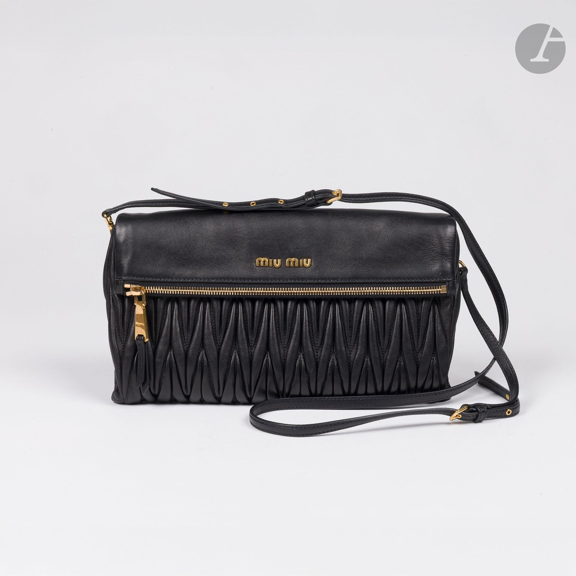 MIU MIU
Black nappa leather bag or clutch with pleated-effect stitching, gold metal trim and large zip, removable shoulder strap. 30 x 19 x 5 cm (good condition, one small stain on front)