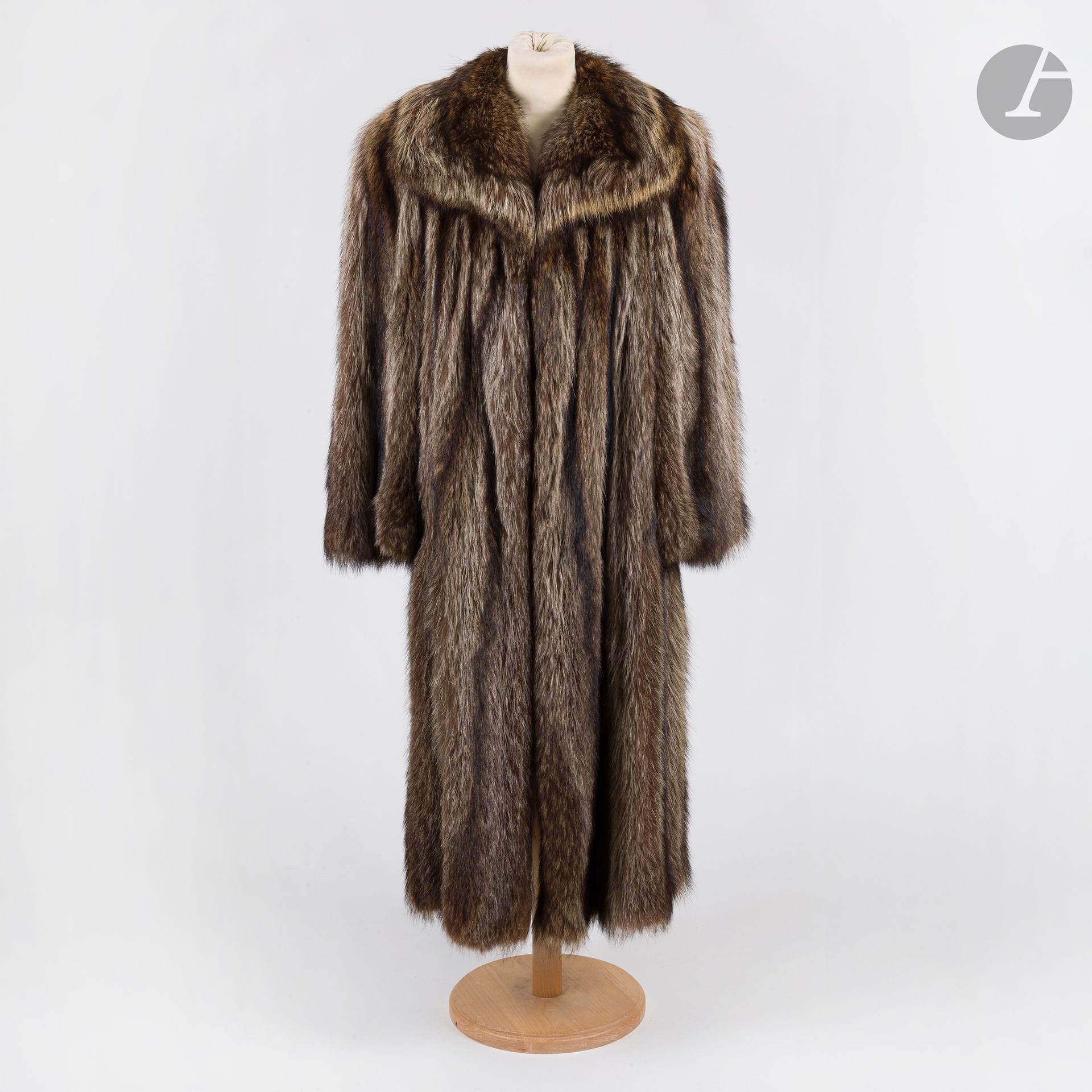 CHRISTIAN DIOR Fur Boutique
Long fur coat. S.38 approx.