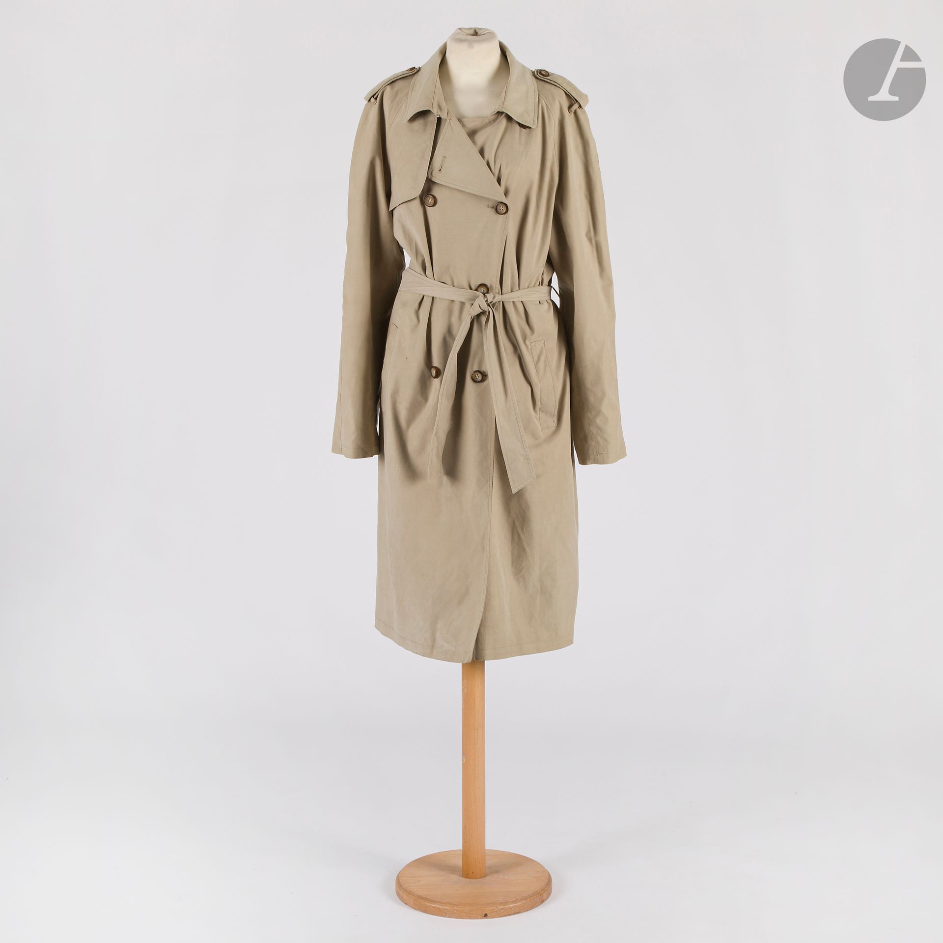 POLO RALPH LAUREN
Trench beige avec sa ceinture. T.36-38 environ