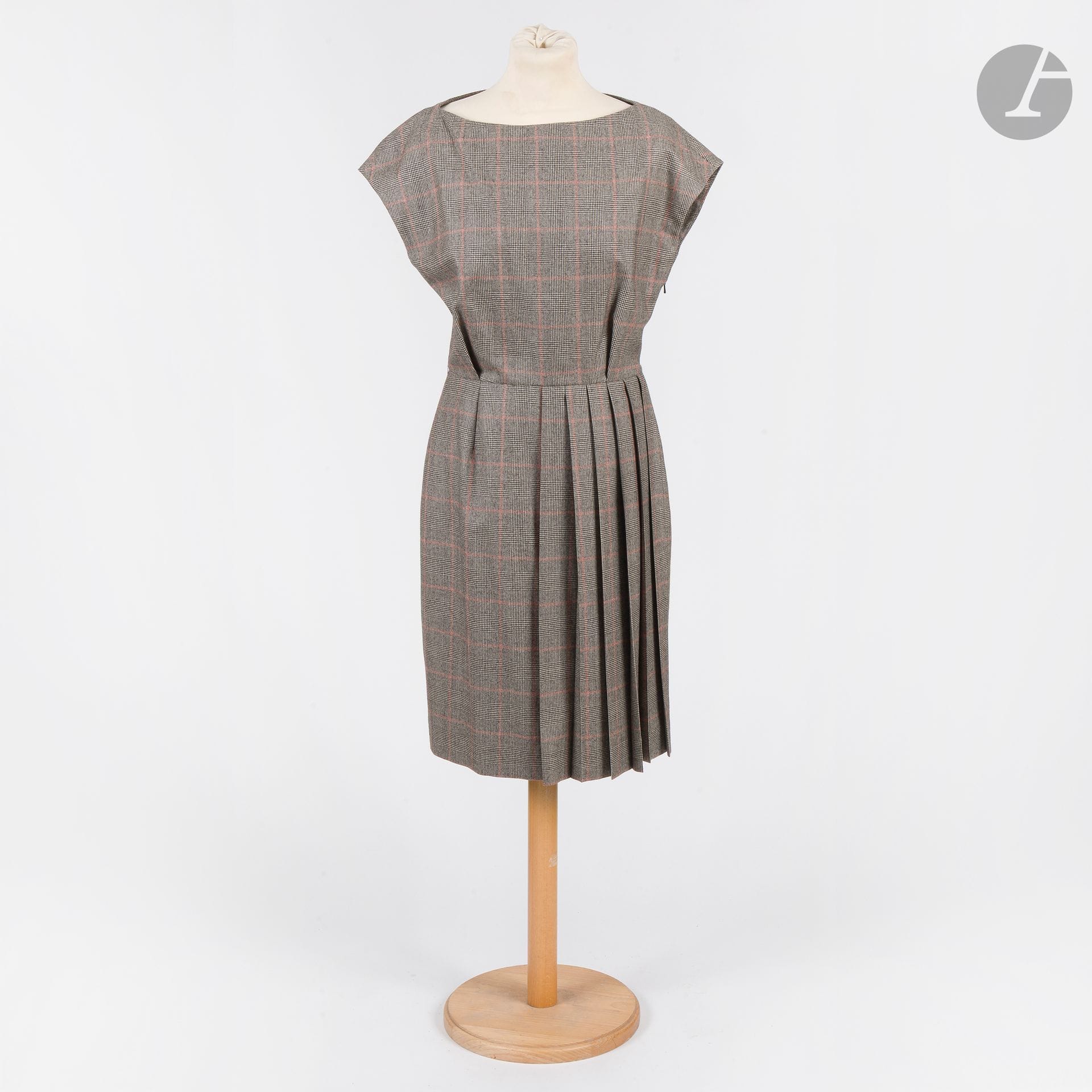 CHRISTIAN DIOR
Prince-de-Galles wool dress with pleated skirt. T.38 (belt missing)